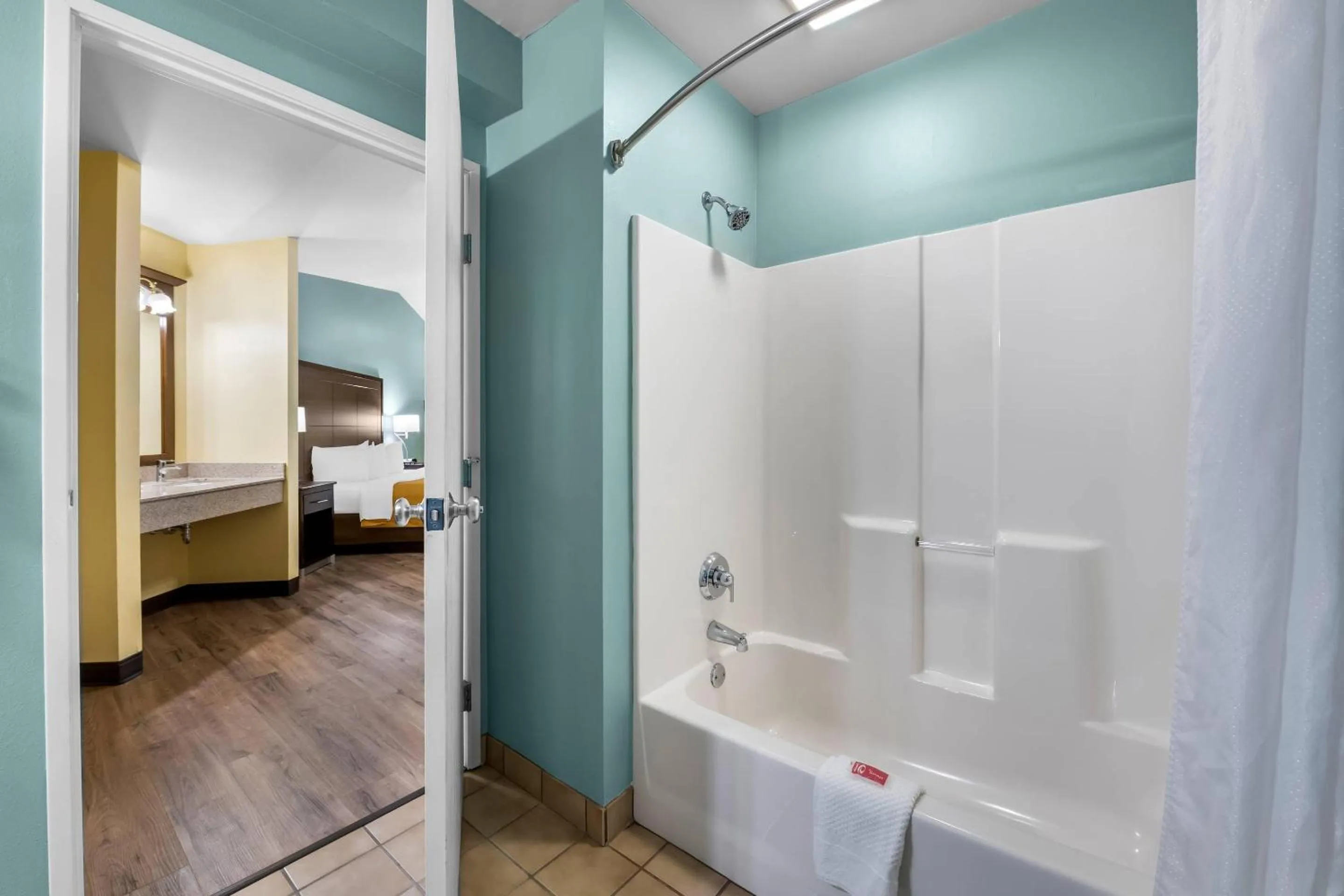 Bedroom, Bed in Econo Lodge Inn & Suites Eau Claire South