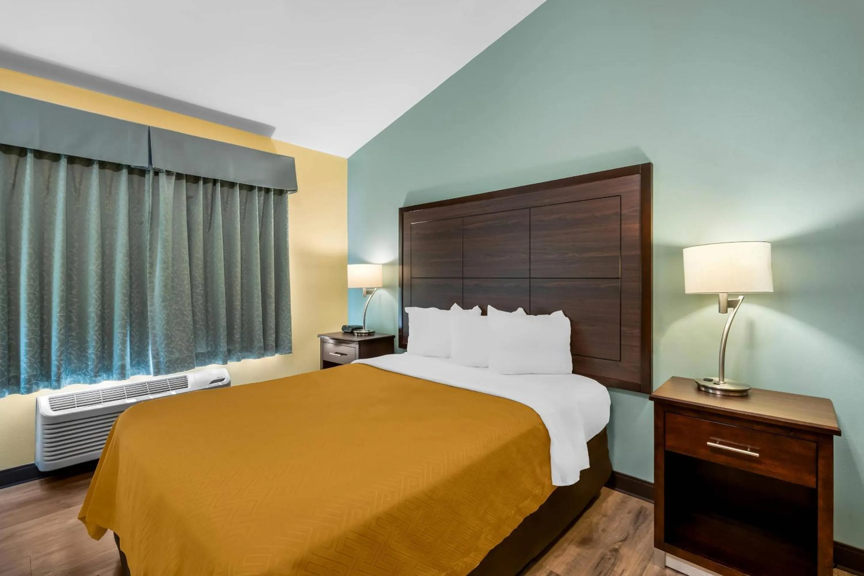 Bedroom, Bed in Econo Lodge Inn & Suites Eau Claire South