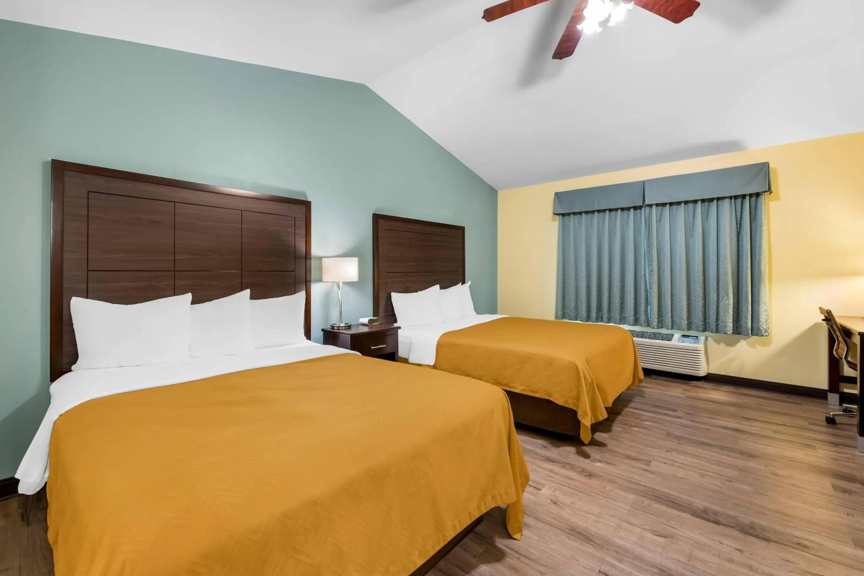 Bedroom, Bed in Econo Lodge Inn & Suites Eau Claire South