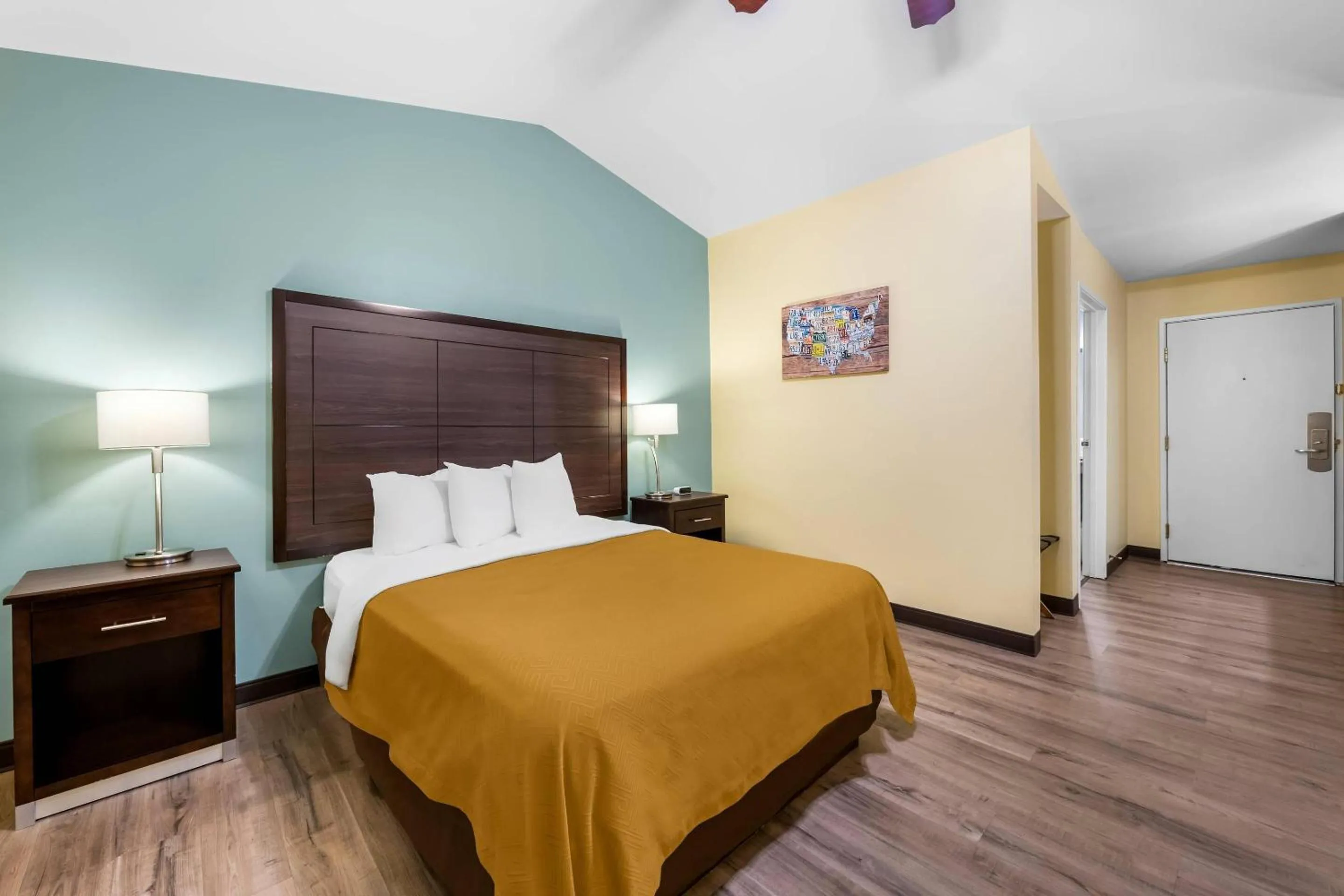 Bedroom, Bed in Econo Lodge Inn & Suites Eau Claire South