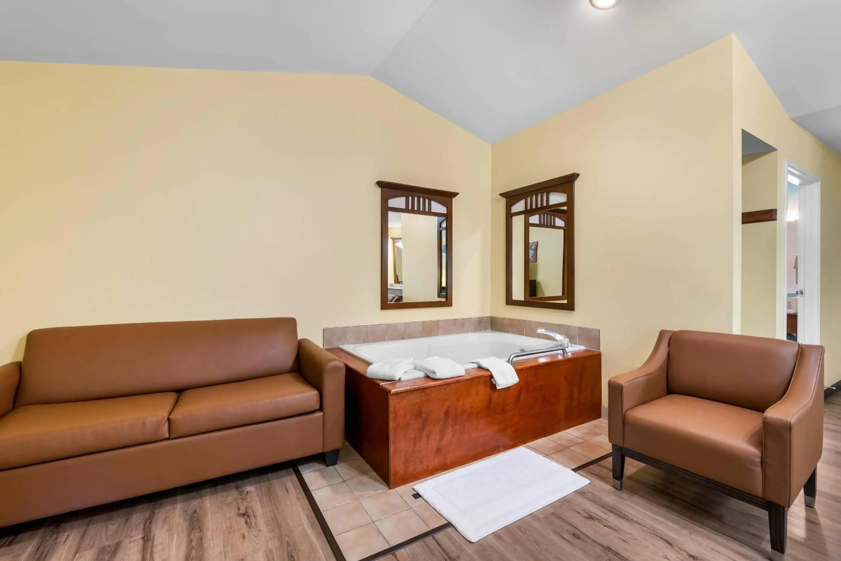 Bedroom in Econo Lodge Inn & Suites Eau Claire South