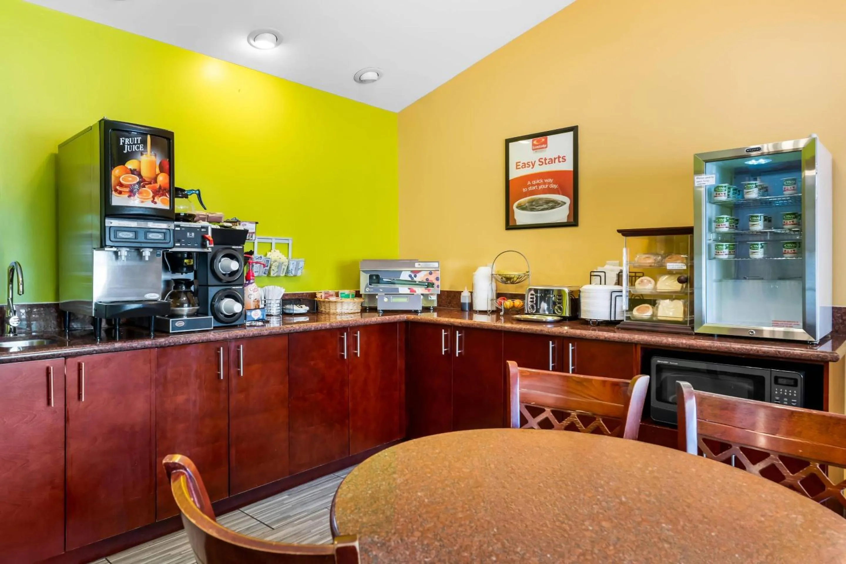 Breakfast in Econo Lodge Inn & Suites Eau Claire South