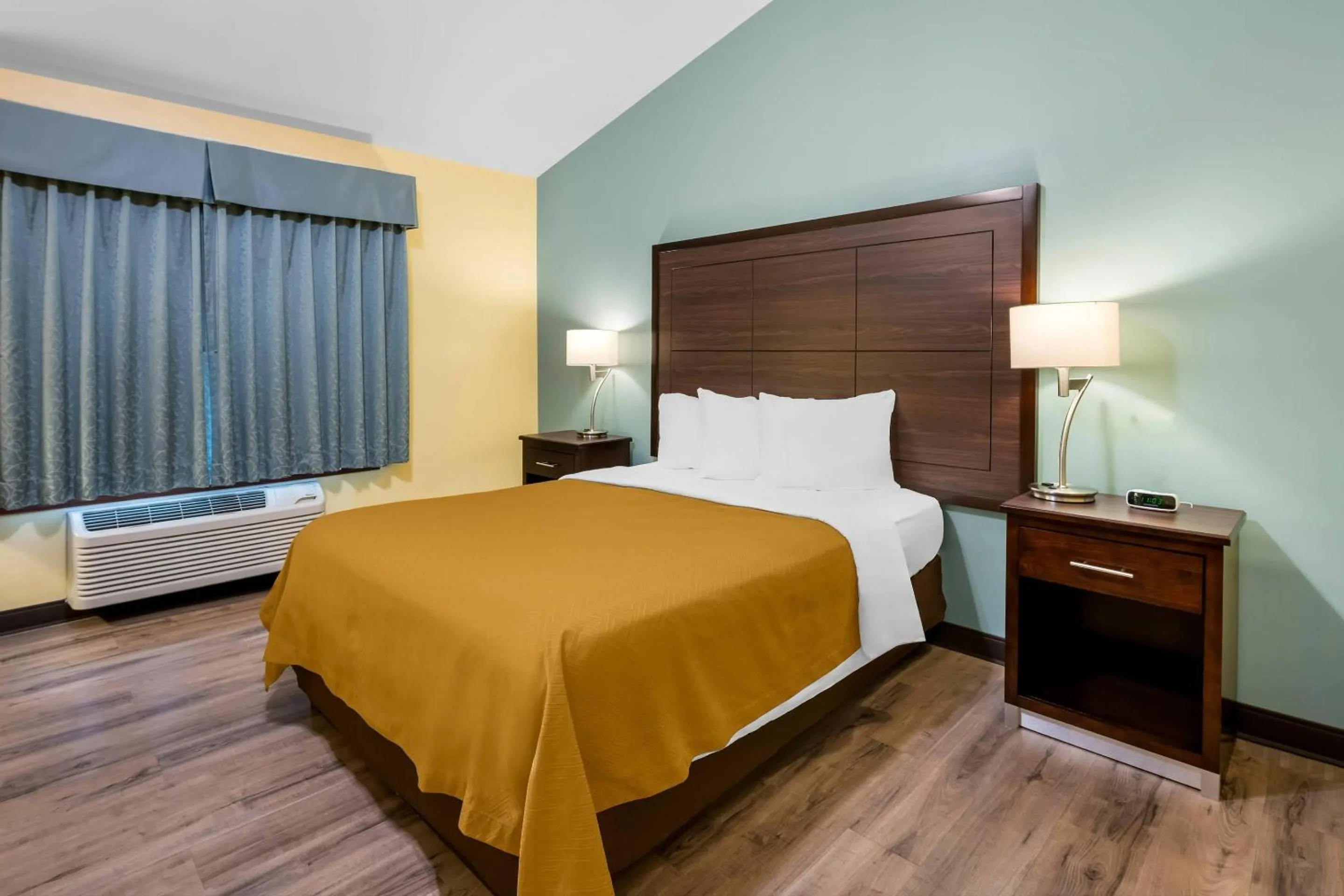 Bedroom, Bed in Econo Lodge Inn & Suites Eau Claire South