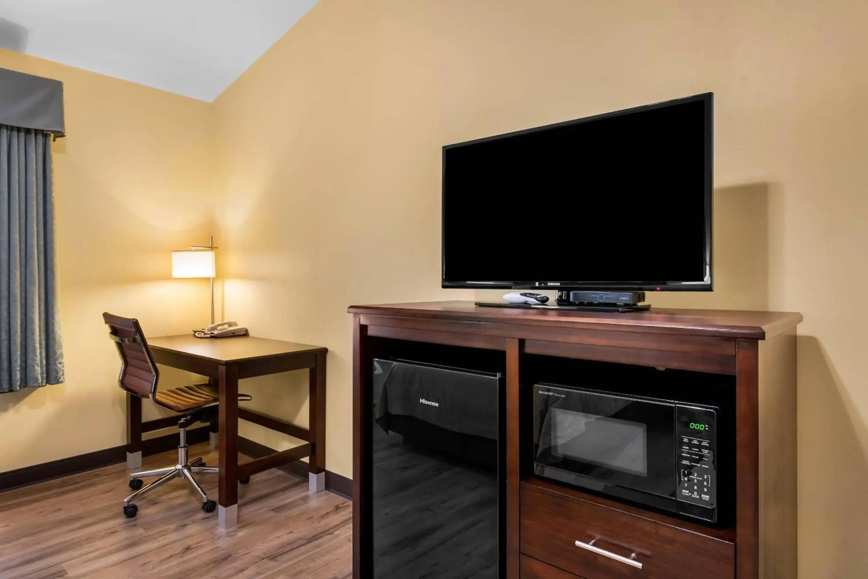 Queen Room with Two Queen Beds - Pet Friendly/Non-Smoking in Econo Lodge Inn & Suites Eau Claire South Queen Room with Two Queen Beds - Pet Friendly/Non-Smoking in Econo Lodge Inn & Suites Eau Claire South