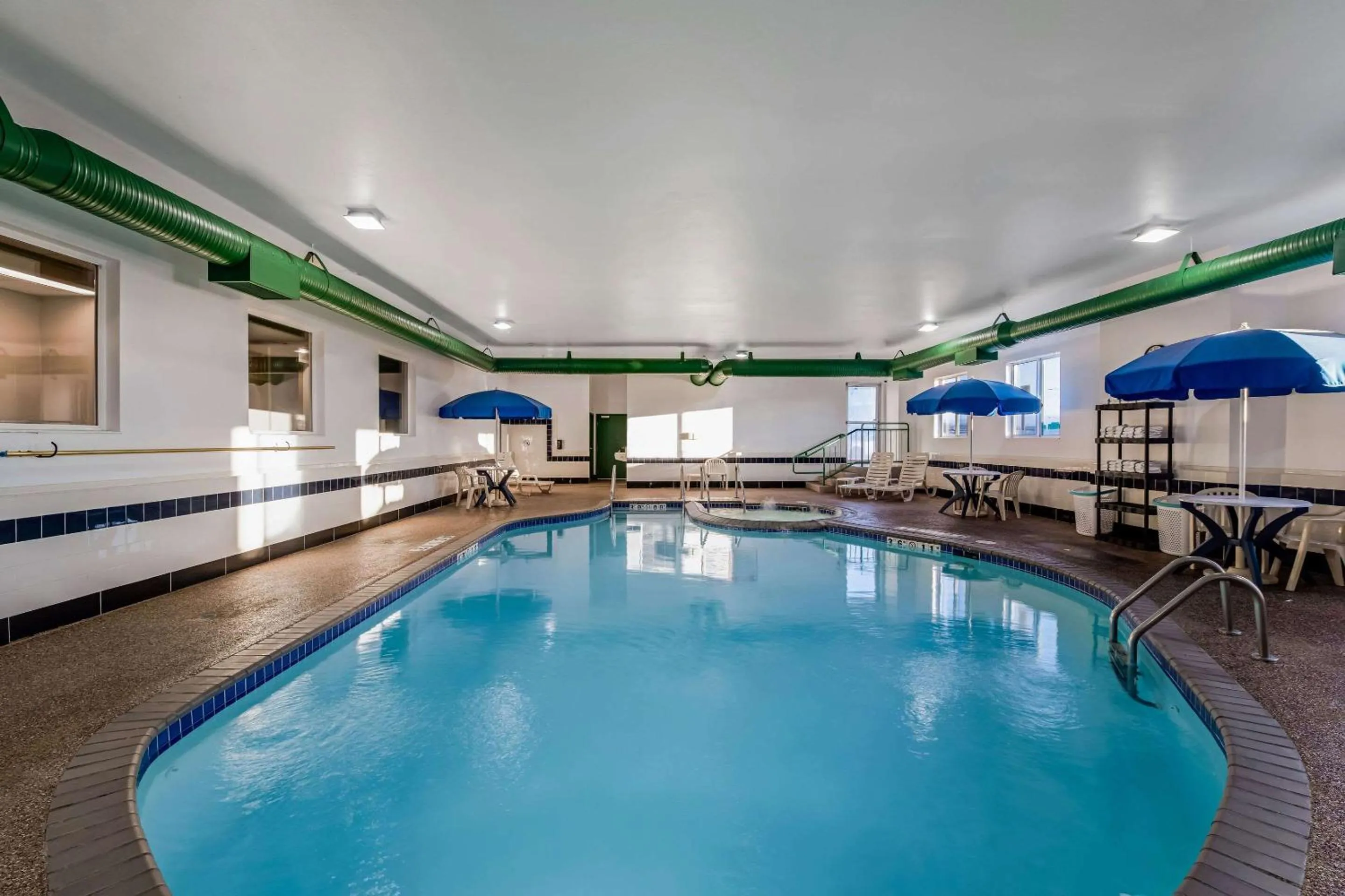 Swimming pool in Sleep Inn & Suites Green Bay South