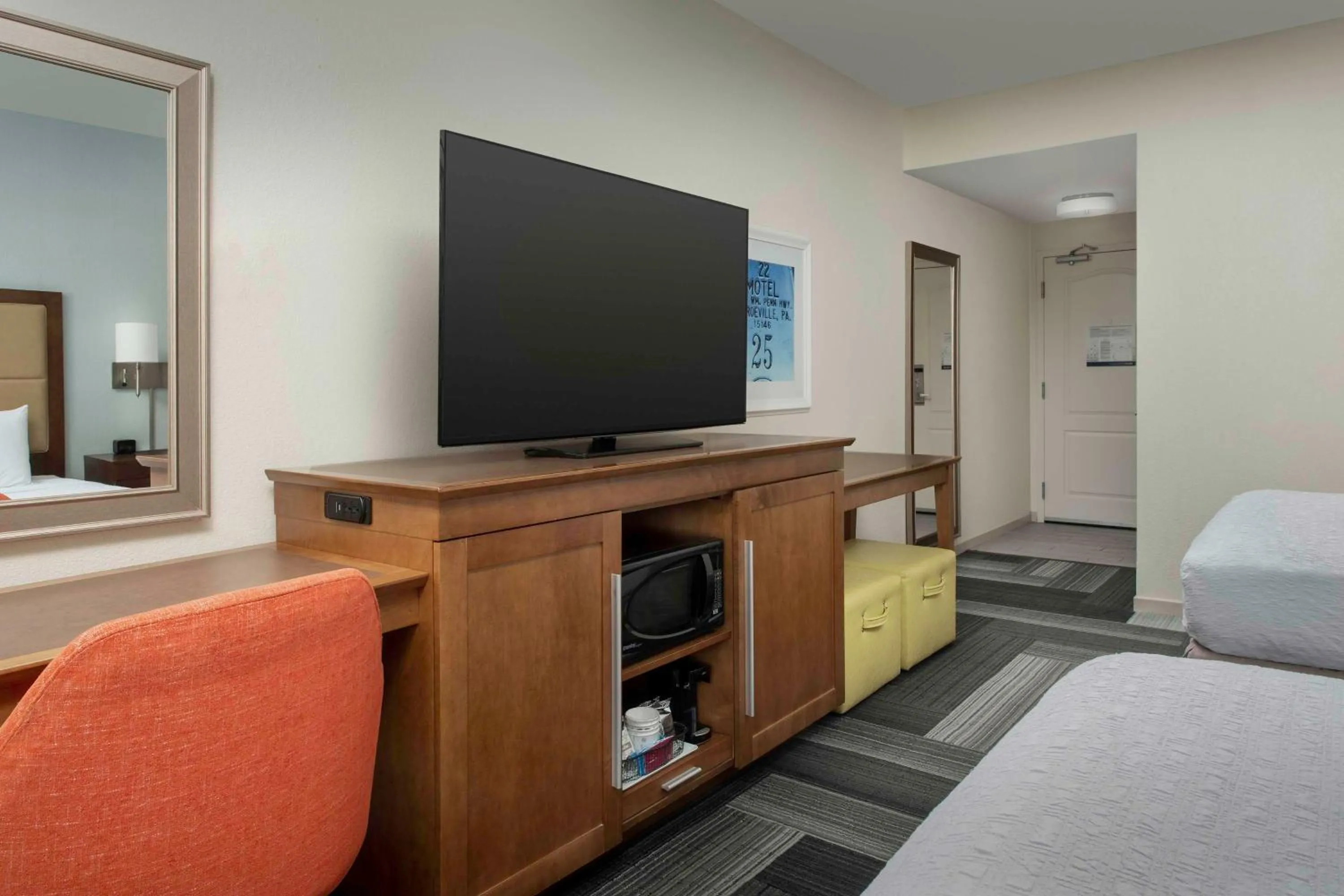 Bedroom, Bed in Hampton Inn Pittsburgh-Monroeville