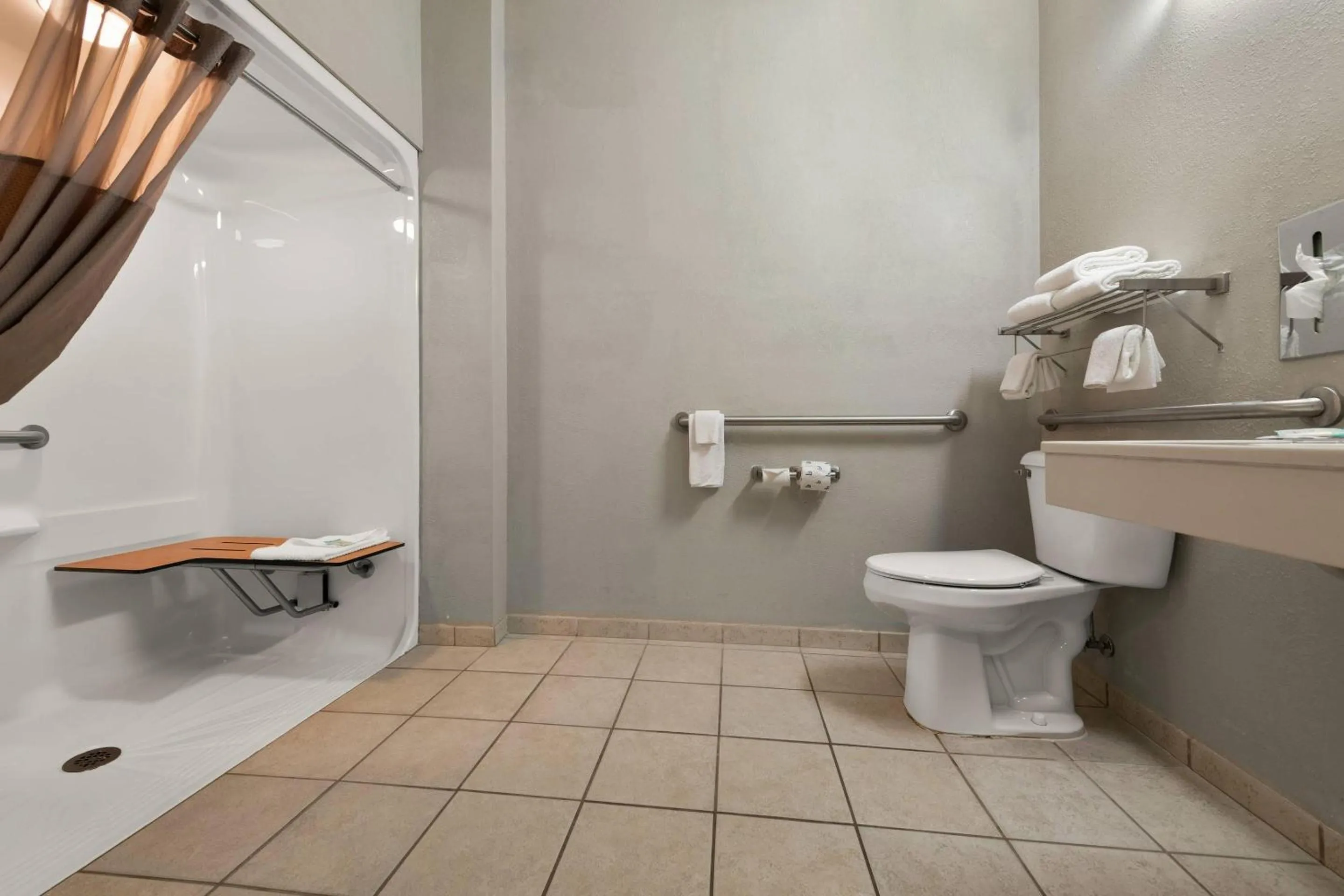 Bedroom in Rodeway Inn & Suites Tomahawk