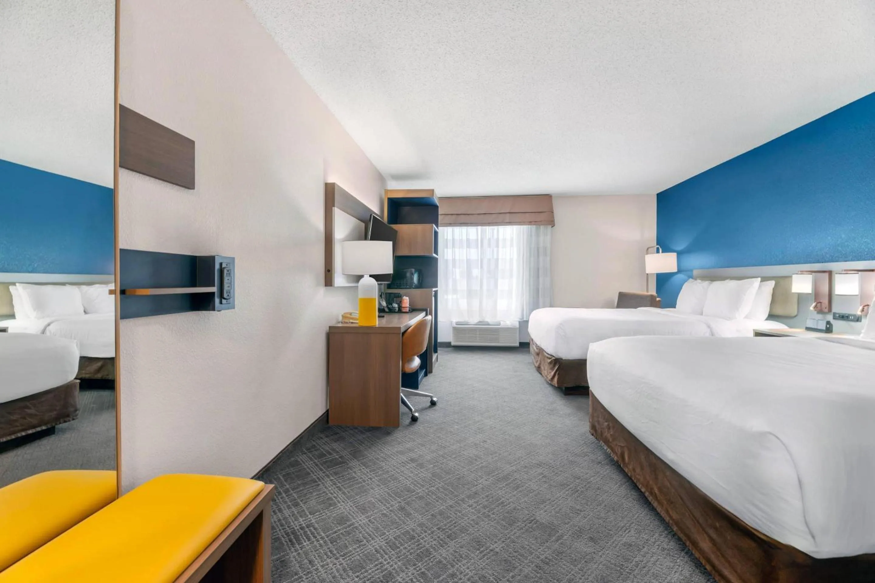 Bedroom, Bed in Comfort Inn & Suites Sheboygan I-43