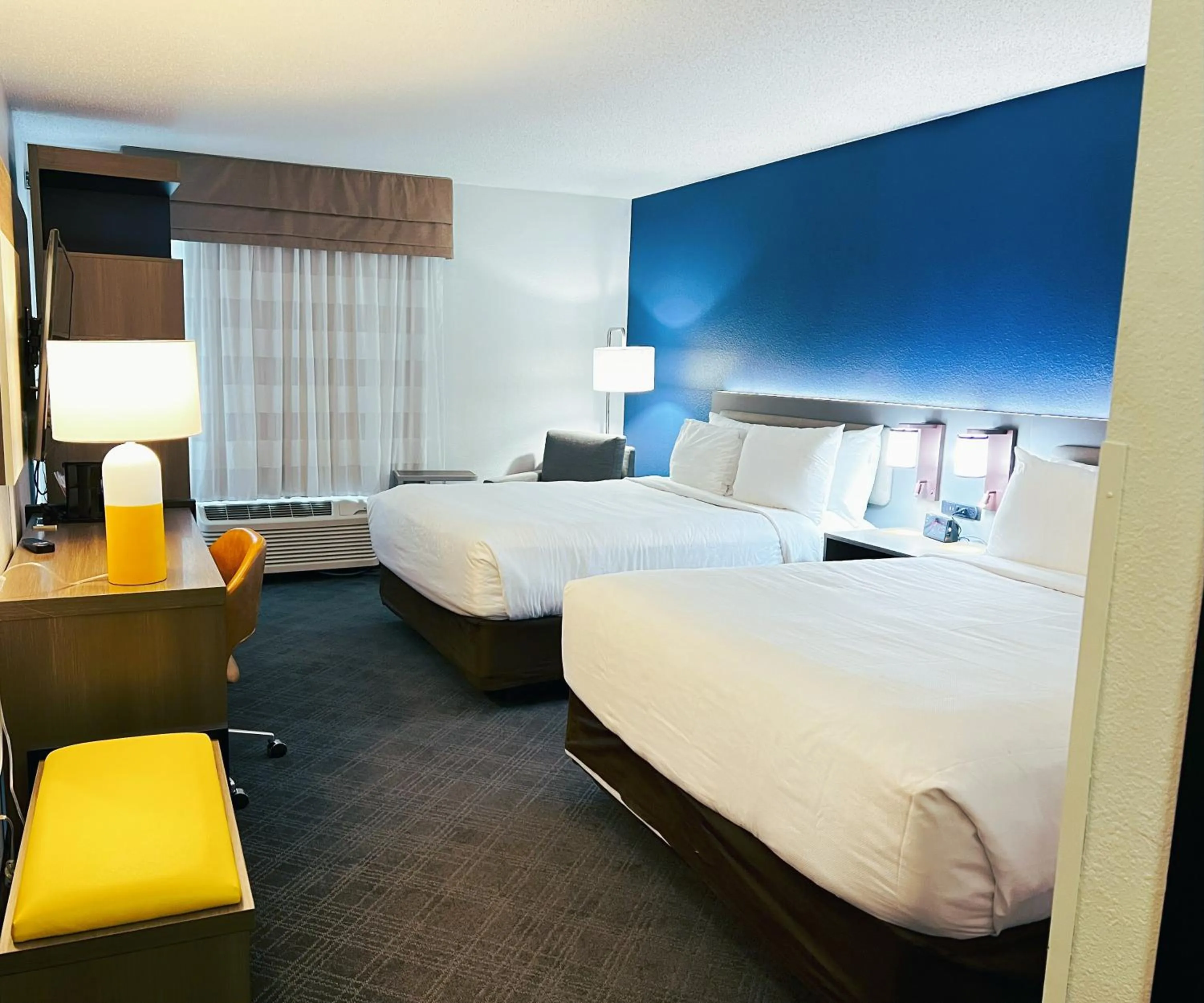 Photo of the whole room, Bed in Comfort Inn & Suites Sheboygan I-43