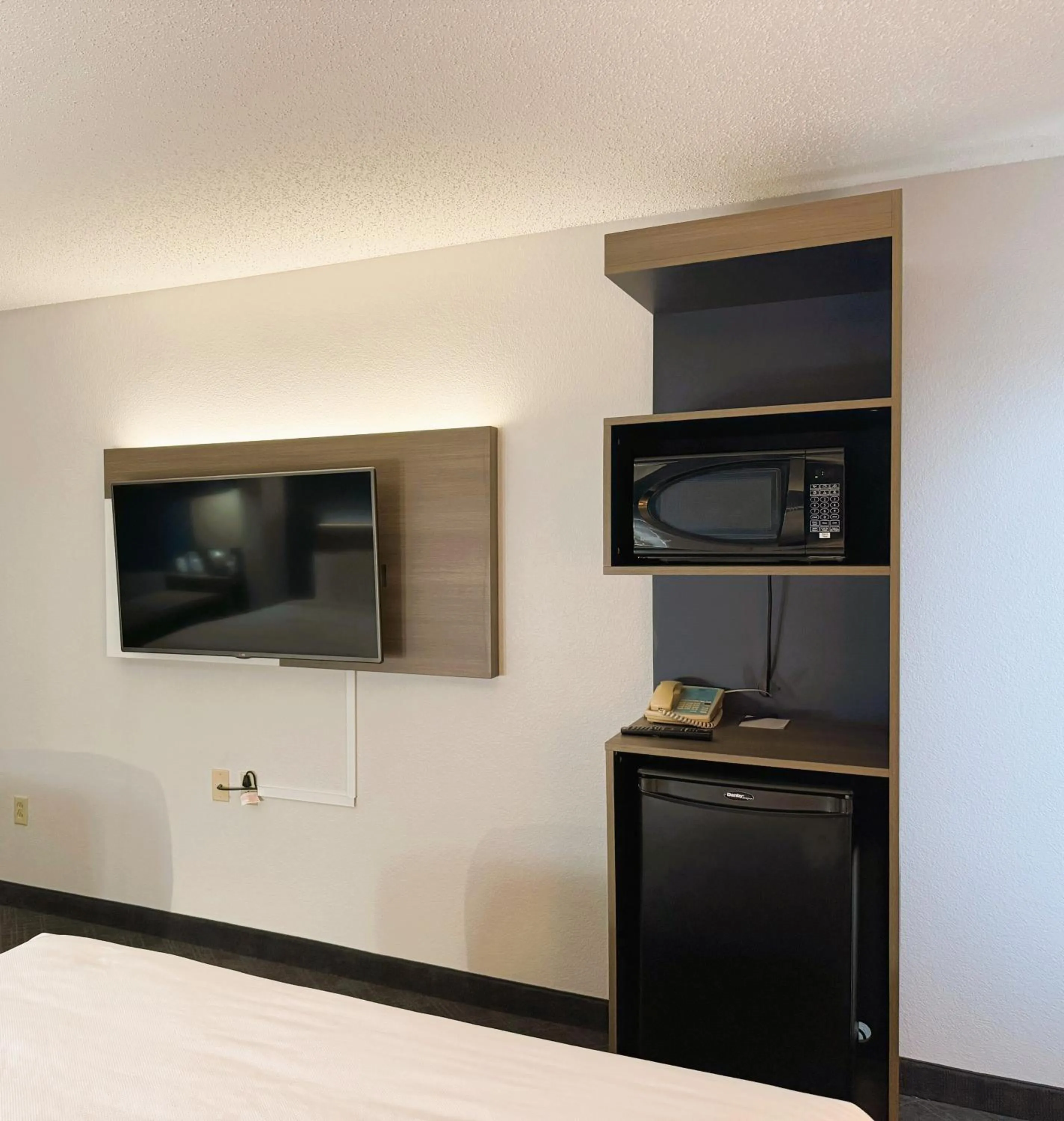 TV and multimedia in Comfort Inn & Suites Sheboygan I-43