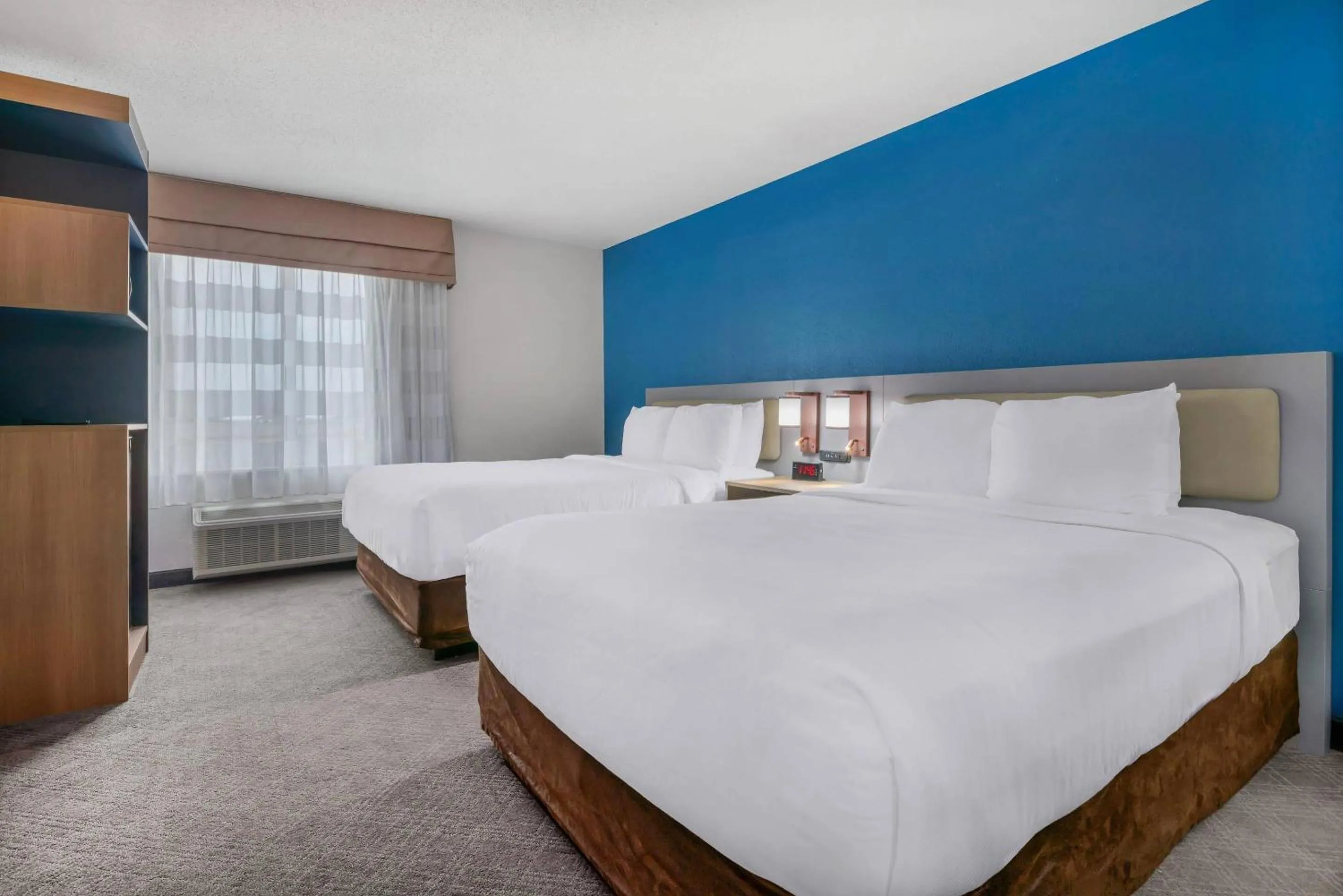 Bedroom, Bed in Comfort Inn & Suites Sheboygan I-43