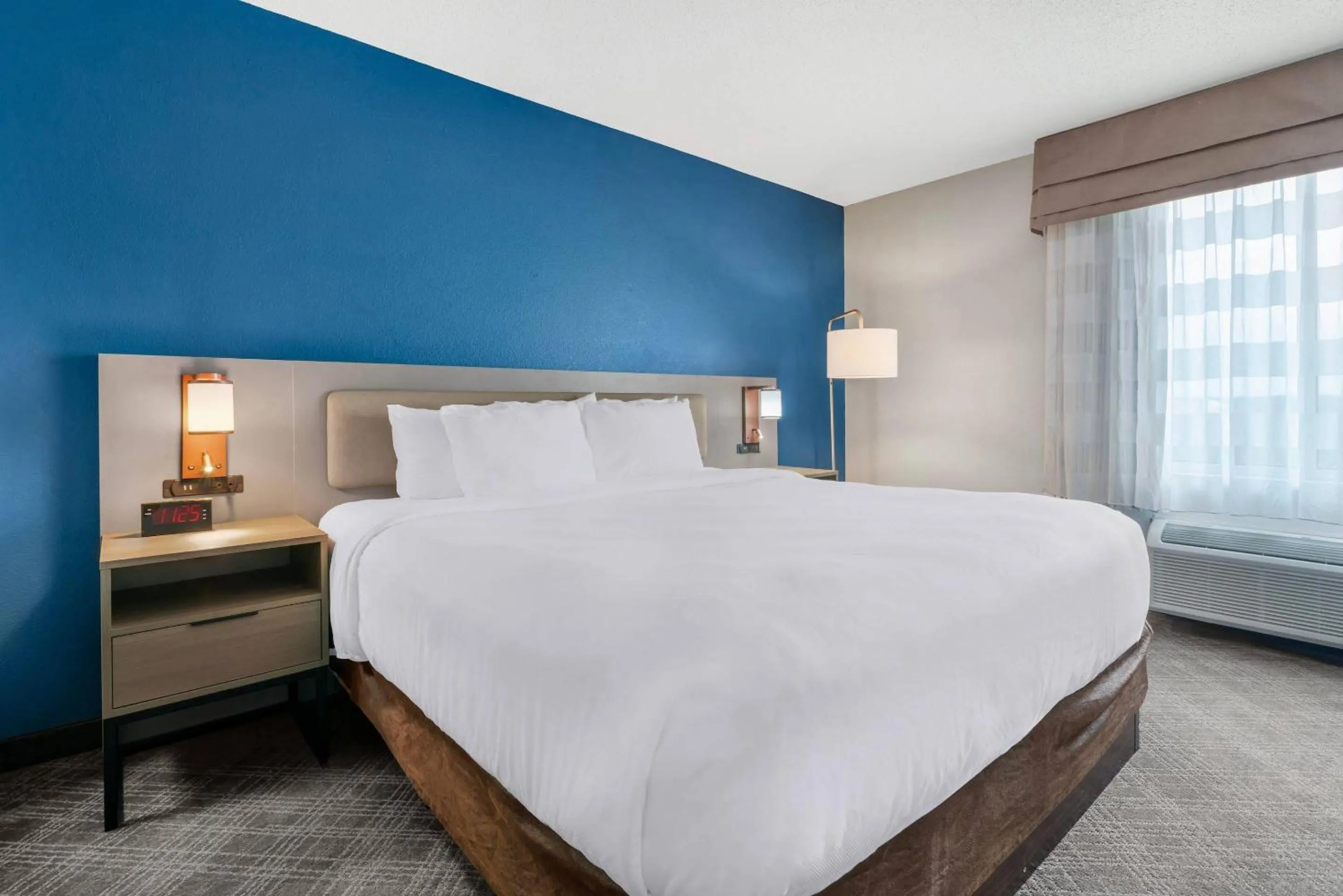 Bedroom, Bed in Comfort Inn & Suites Sheboygan I-43