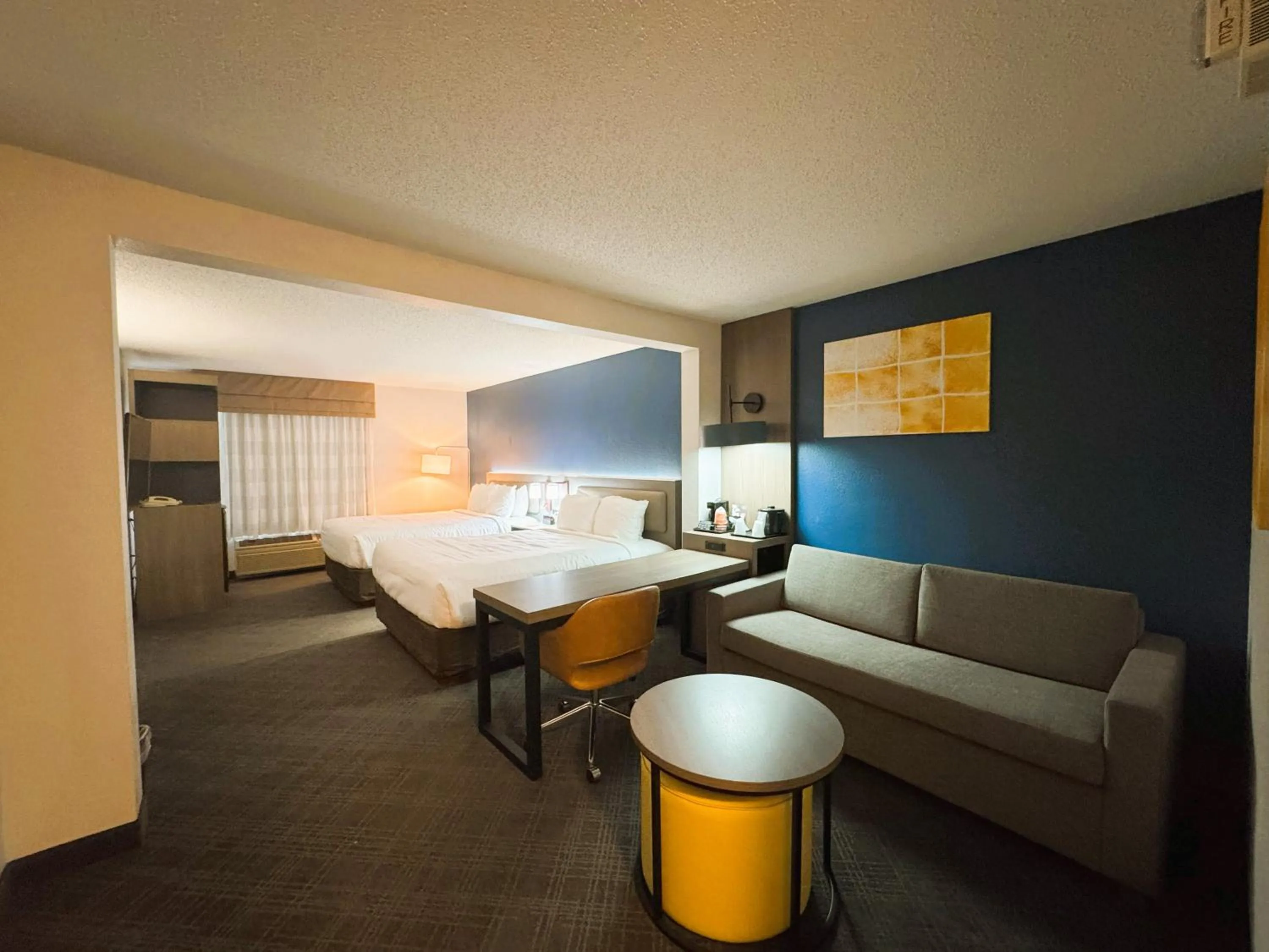 Photo of the whole room, Bed in Comfort Inn & Suites Sheboygan I-43