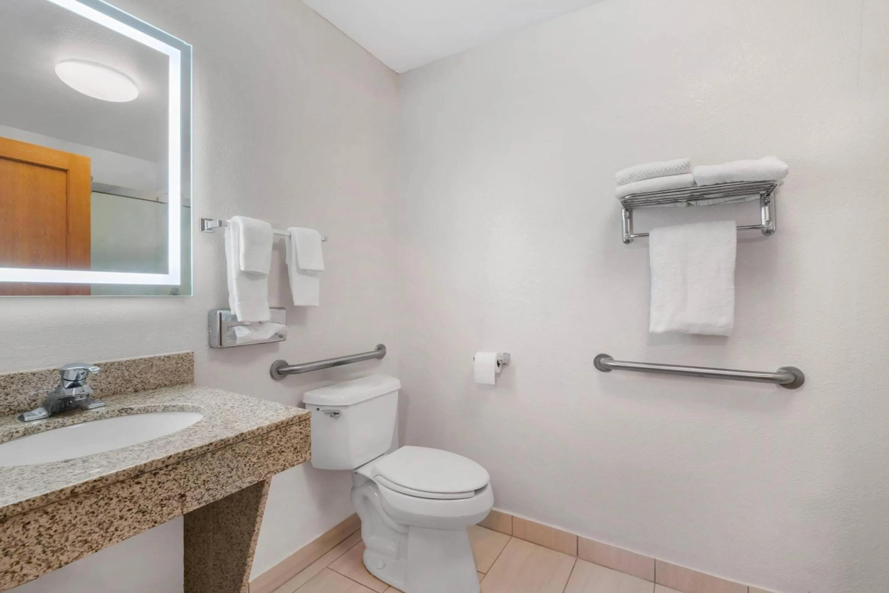 Bedroom in Comfort Inn & Suites Sheboygan I-43