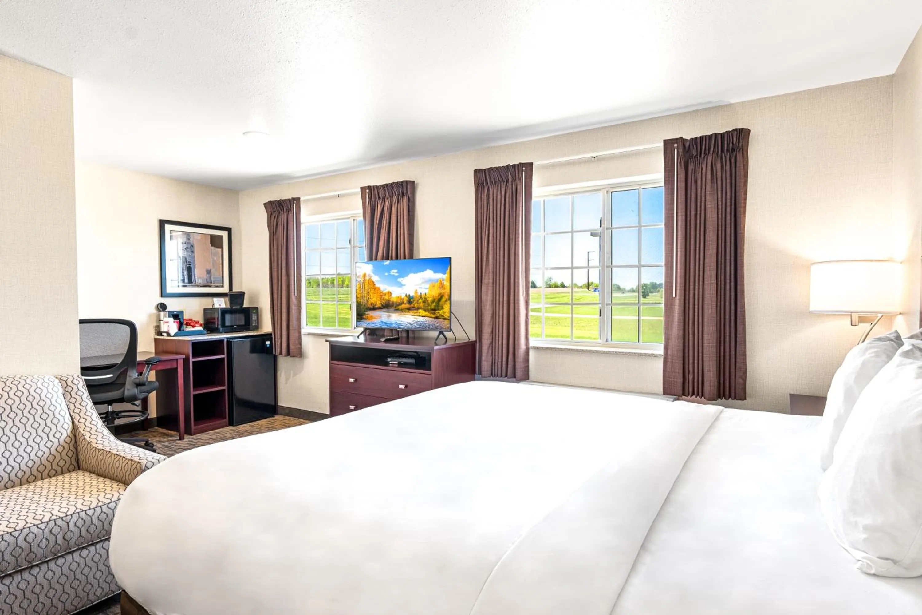 Photo of the whole room, Bed in Boarders Inn & Suites by Cobblestone Hotels - Shawano