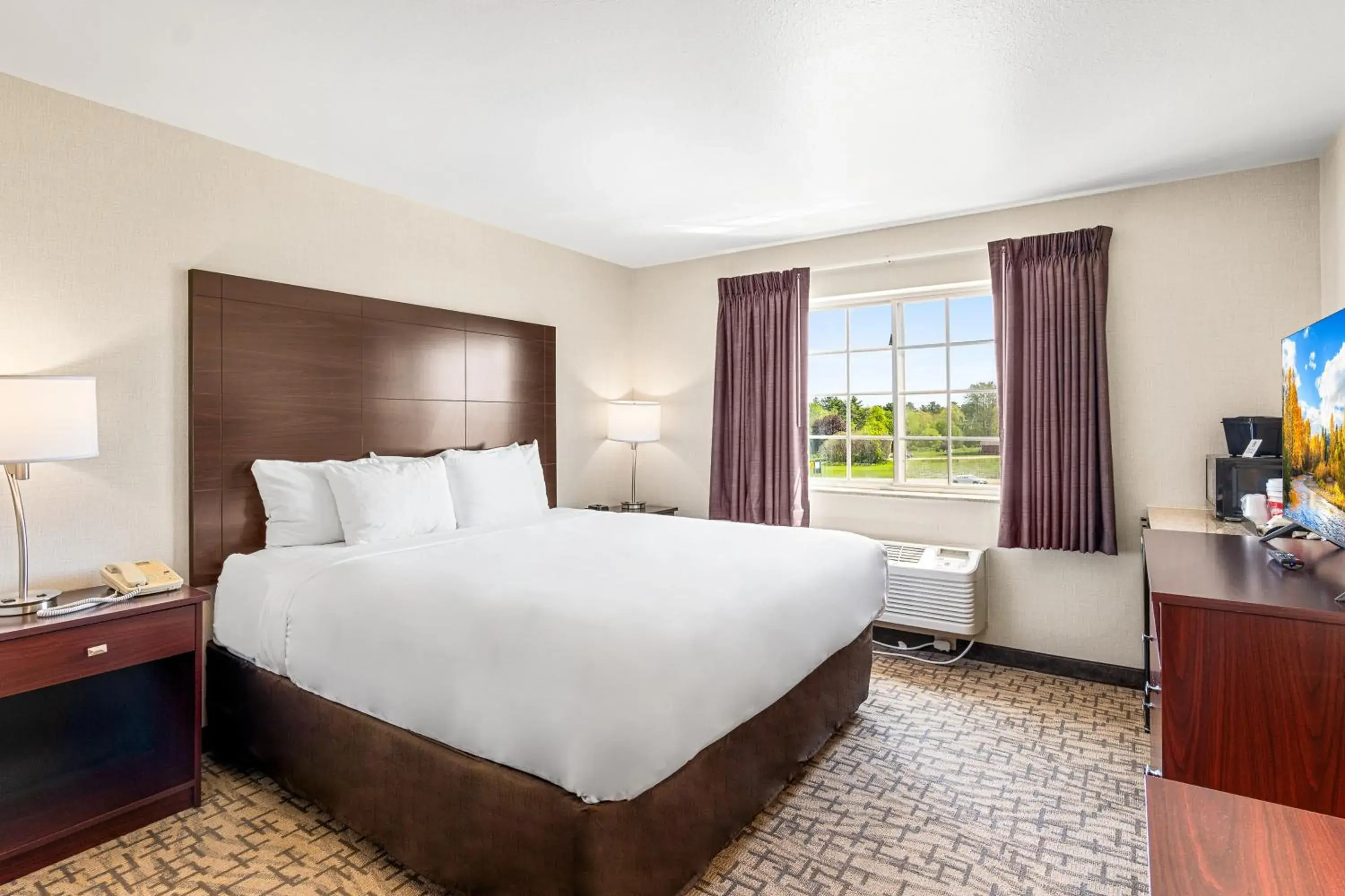 King Suite - Non-Smoking in Boarders Inn & Suites by Cobblestone Hotels - Shawano King Suite - Non-Smoking in Boarders Inn & Suites by Cobblestone Hotels - Shawano