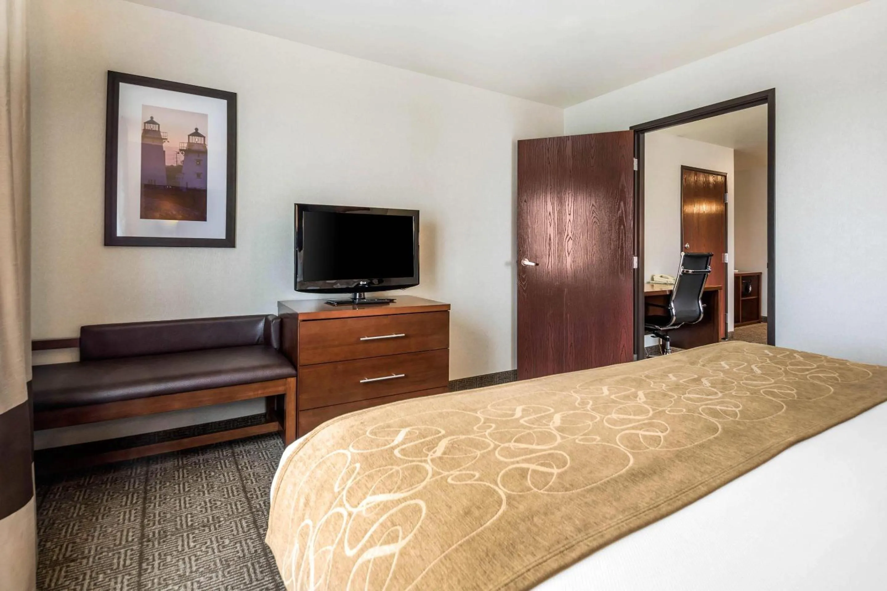 Bedroom, Bed in Comfort Suites at Par 4 Resort