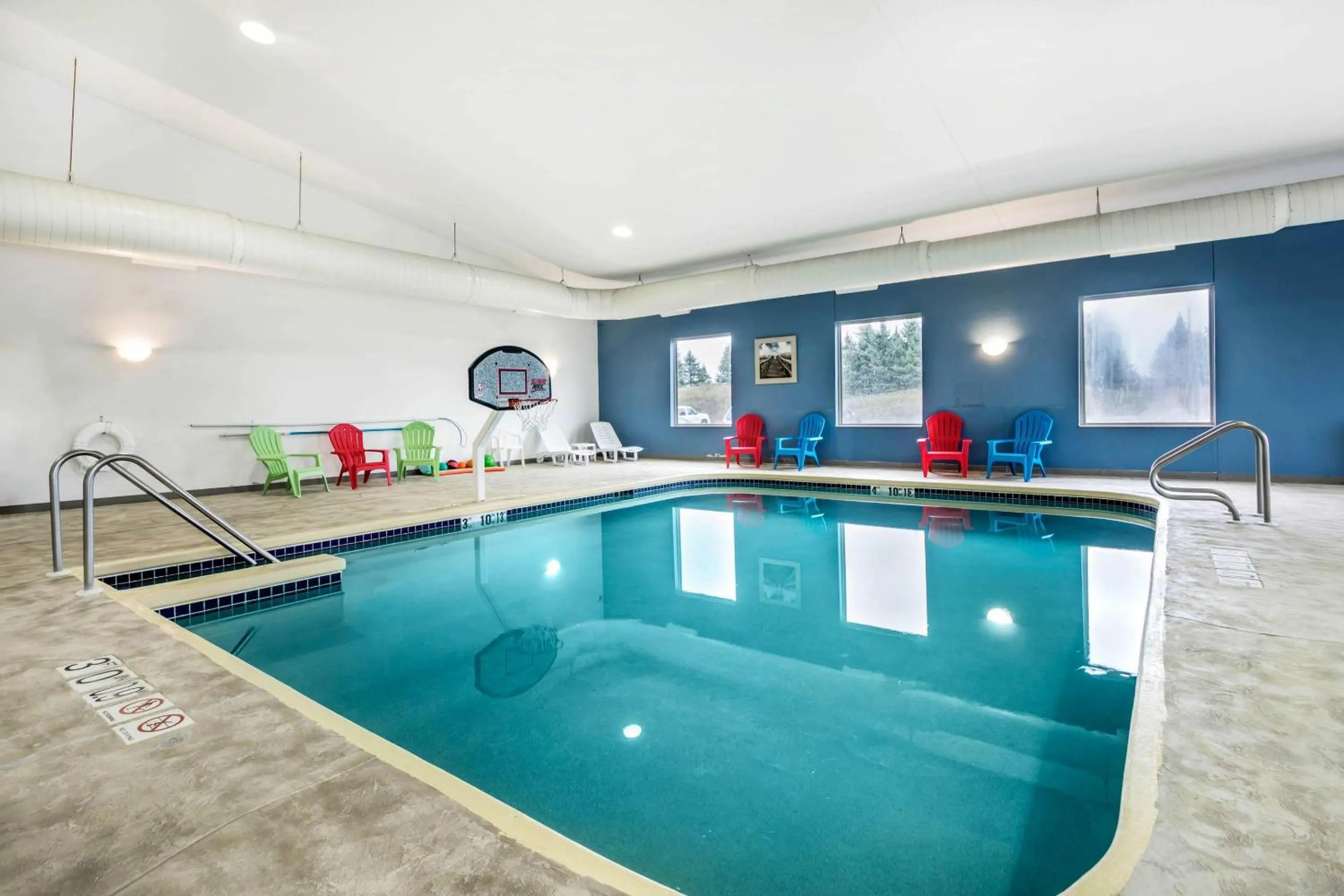 Swimming pool in Comfort Suites at Par 4 Resort