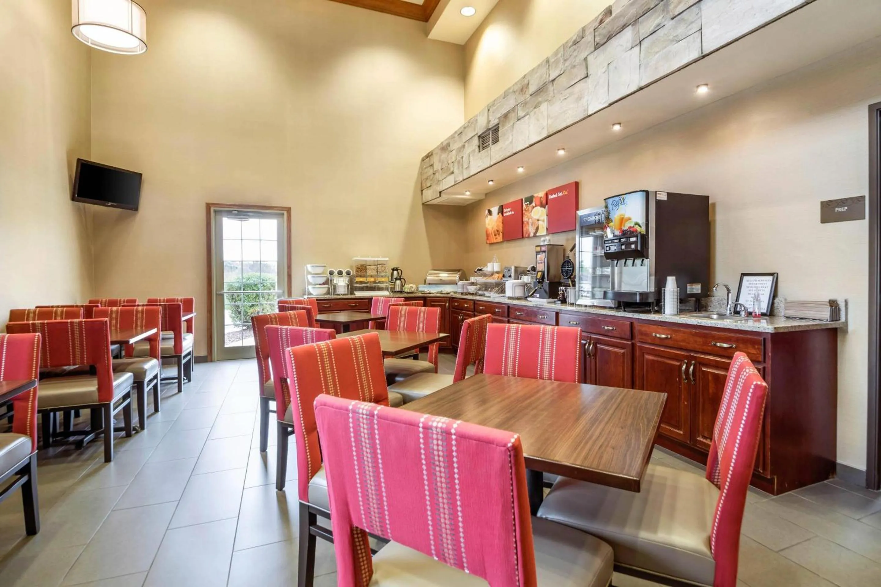 Breakfast in Comfort Suites at Par 4 Resort