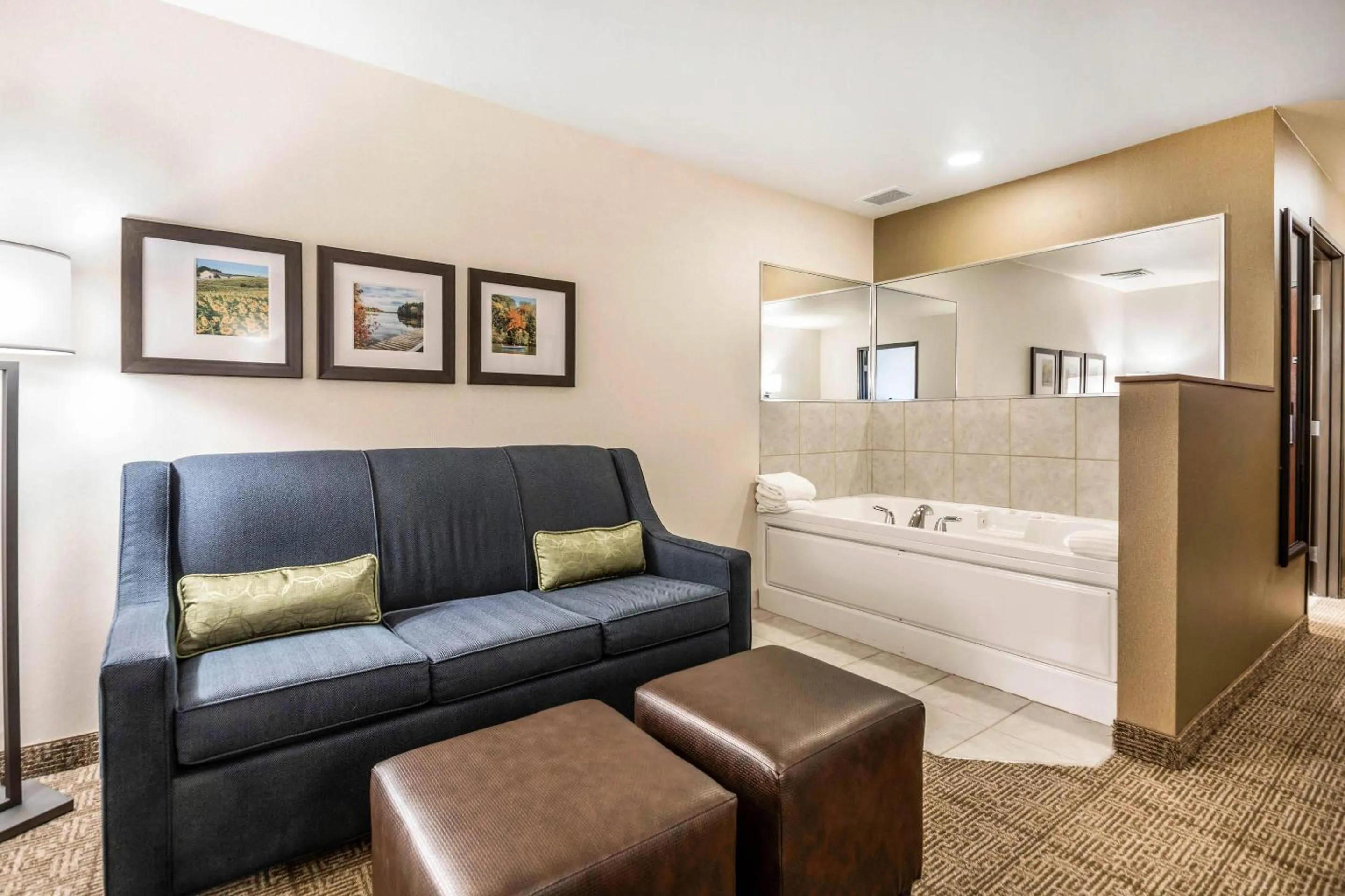 Bedroom, Bed in Comfort Suites at Par 4 Resort