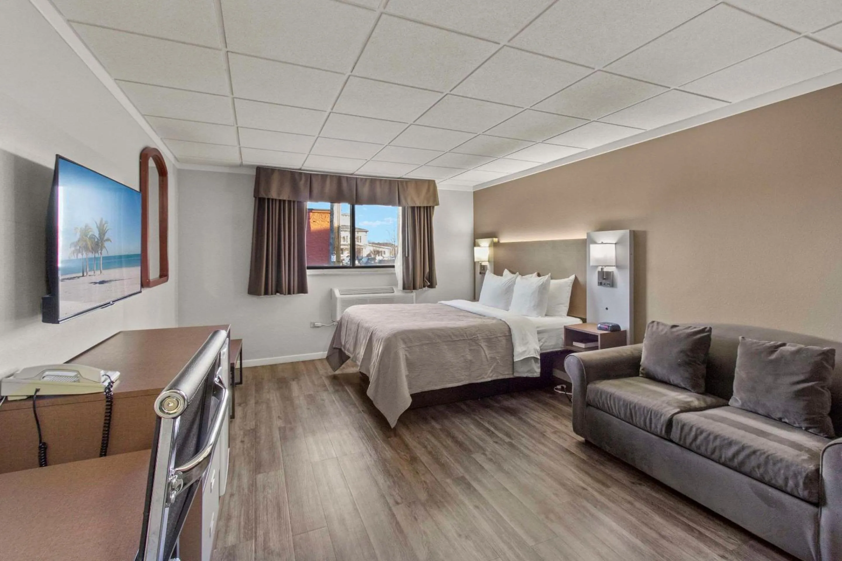 Bedroom, Bed in Quality Inn & Suites Green Bay Downtown