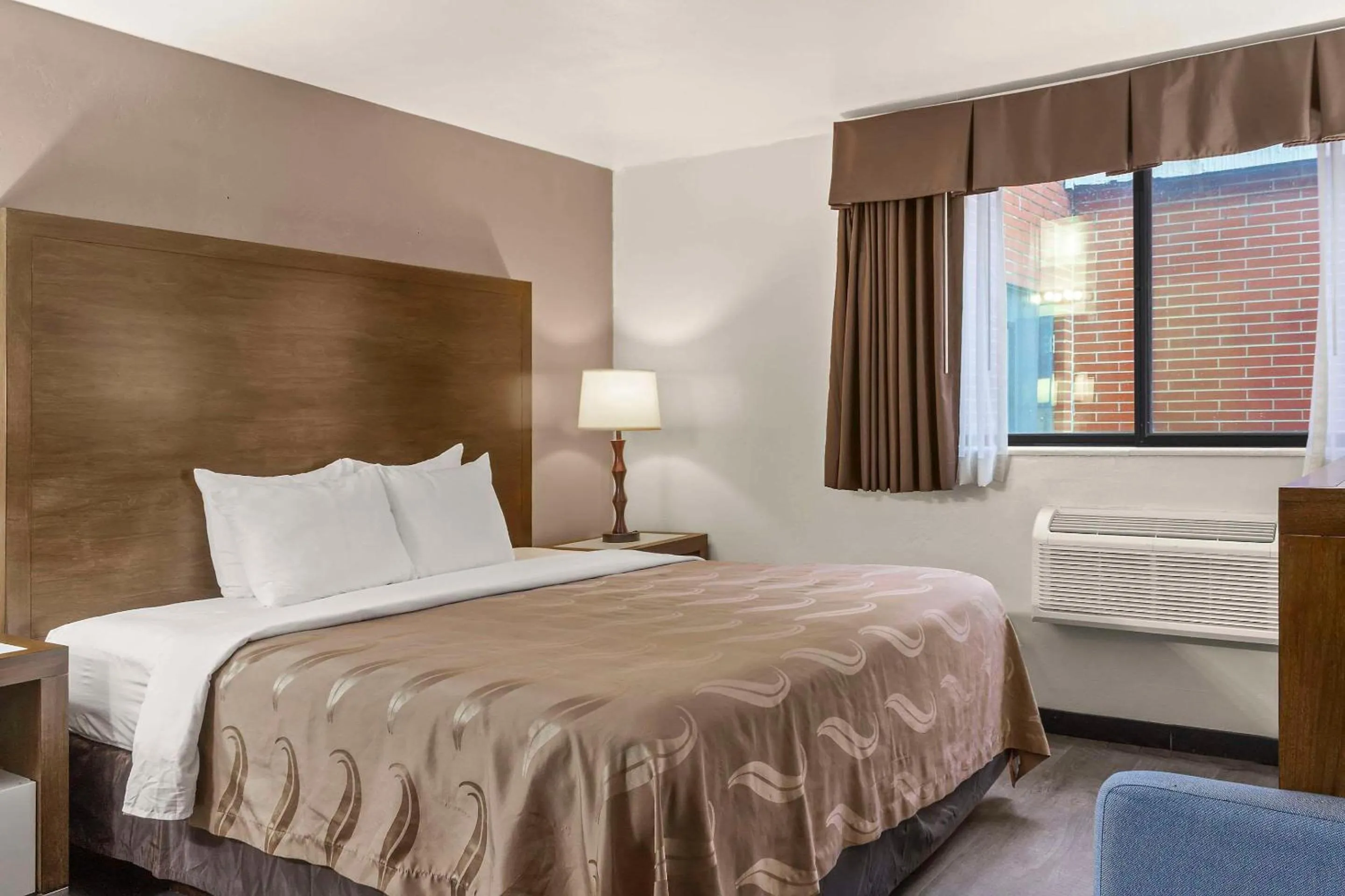 Bedroom, Bed in Quality Inn & Suites Green Bay Downtown