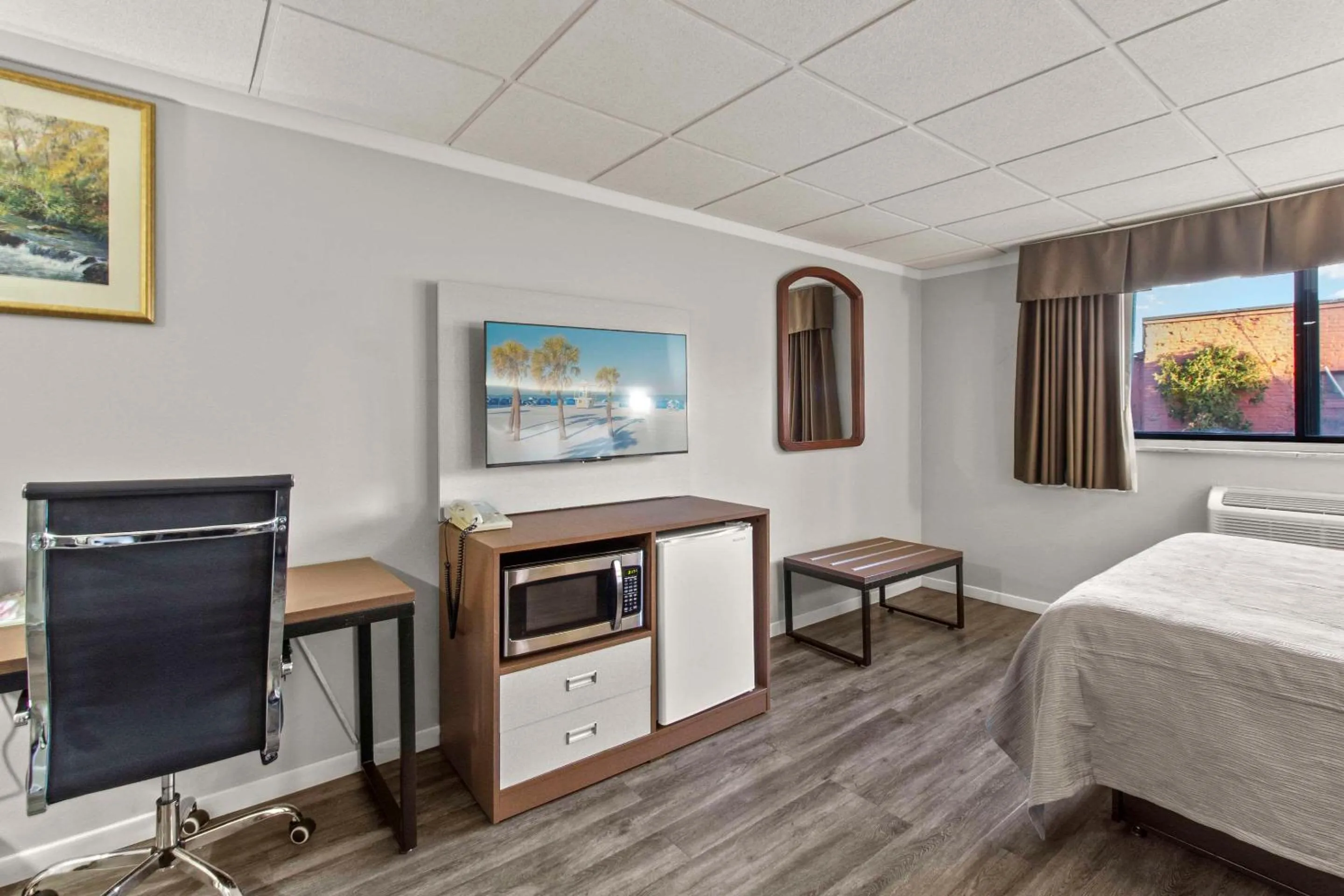 Bedroom, Bed in Quality Inn & Suites Green Bay Downtown