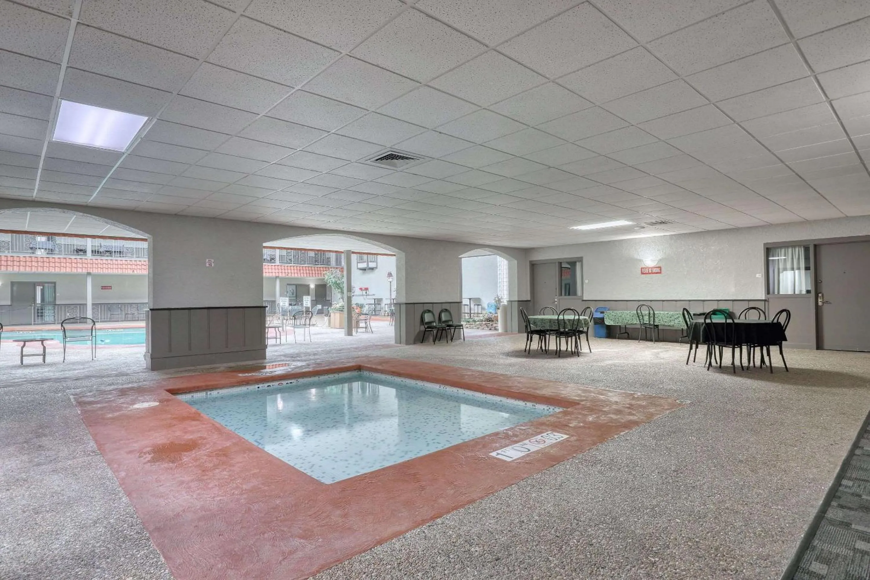 Swimming pool in Quality Inn & Suites Green Bay Downtown