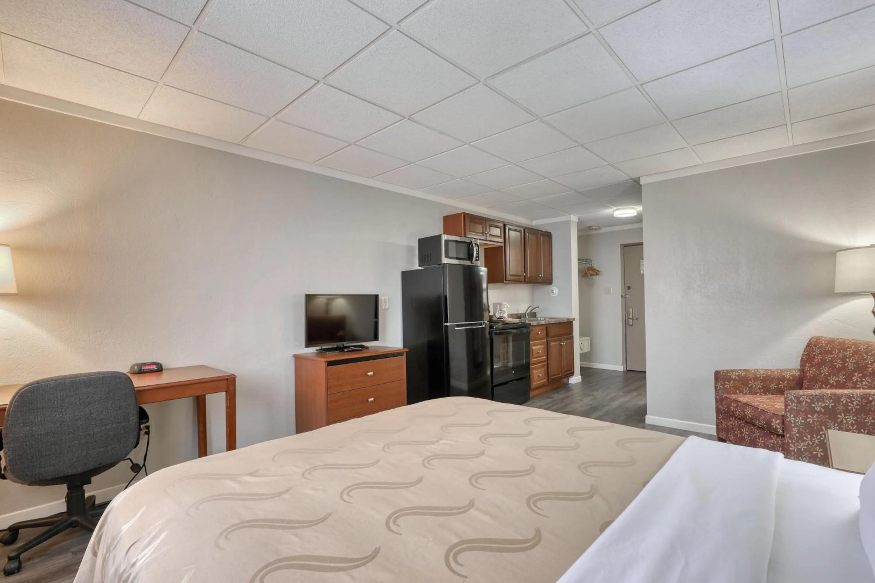Kitchen or kitchenette, Bed in Quality Inn & Suites Green Bay Downtown