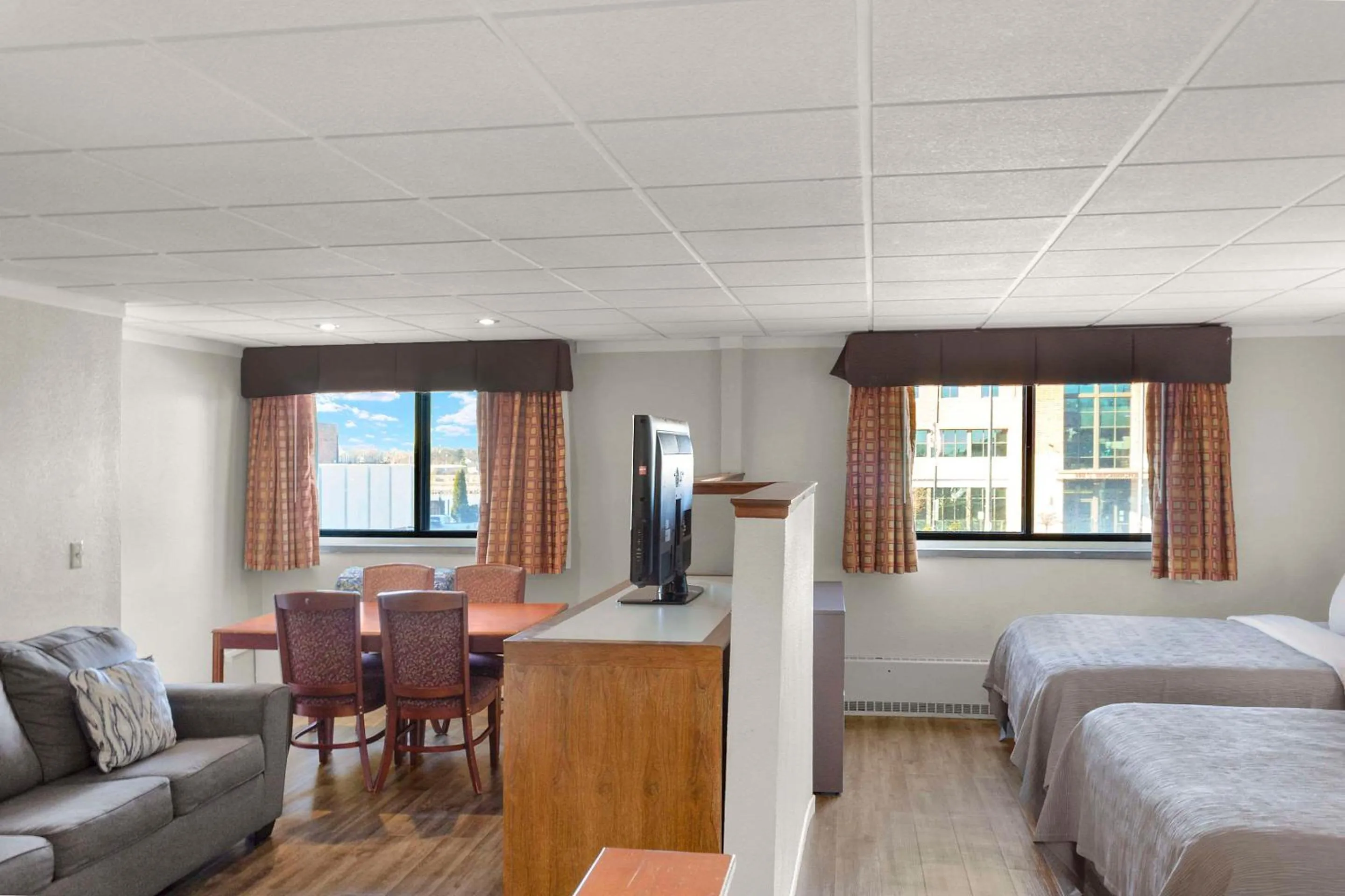 Bedroom, Bed in Quality Inn & Suites Green Bay Downtown