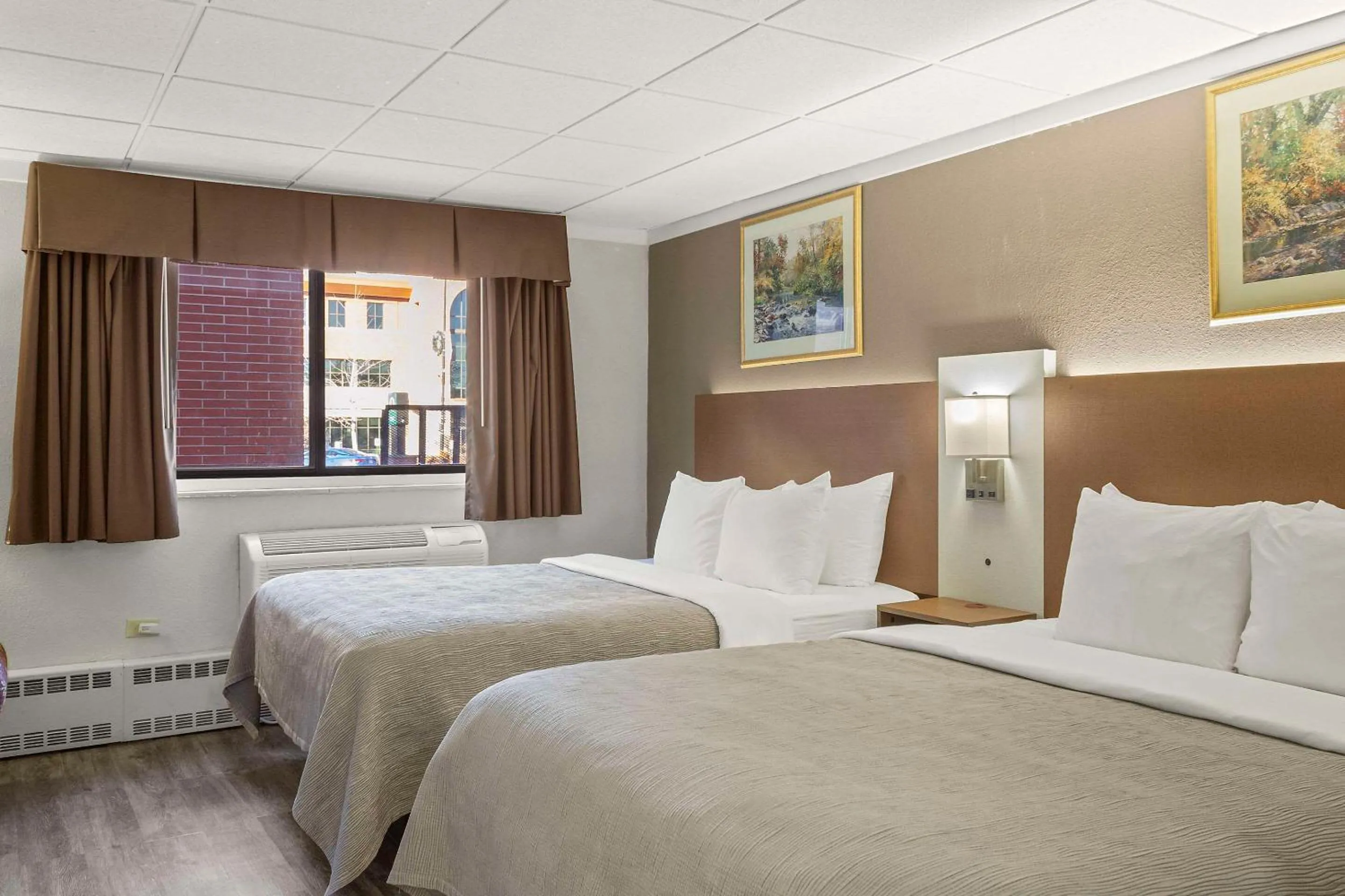 Bedroom, Bed in Quality Inn & Suites Green Bay Downtown