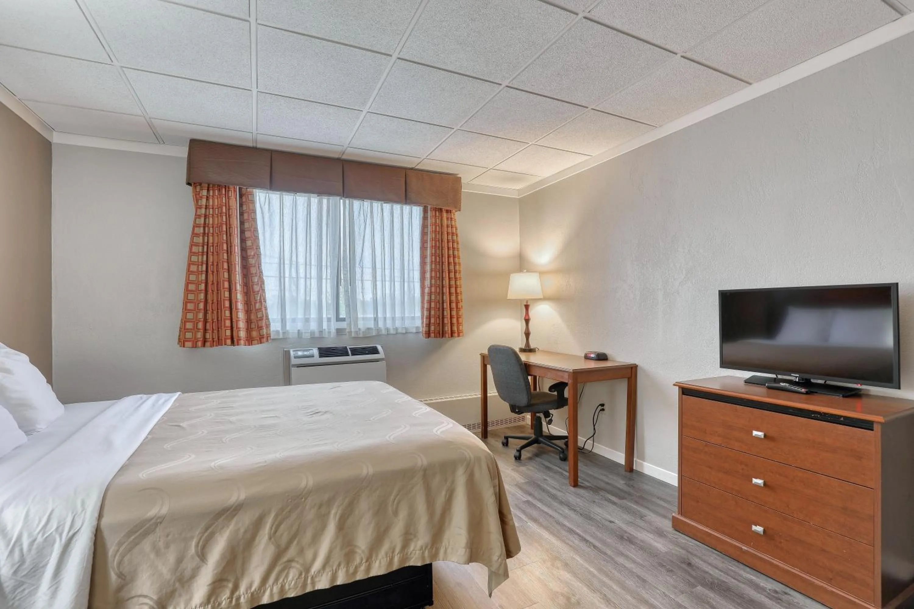 Bed in Quality Inn & Suites Green Bay Downtown