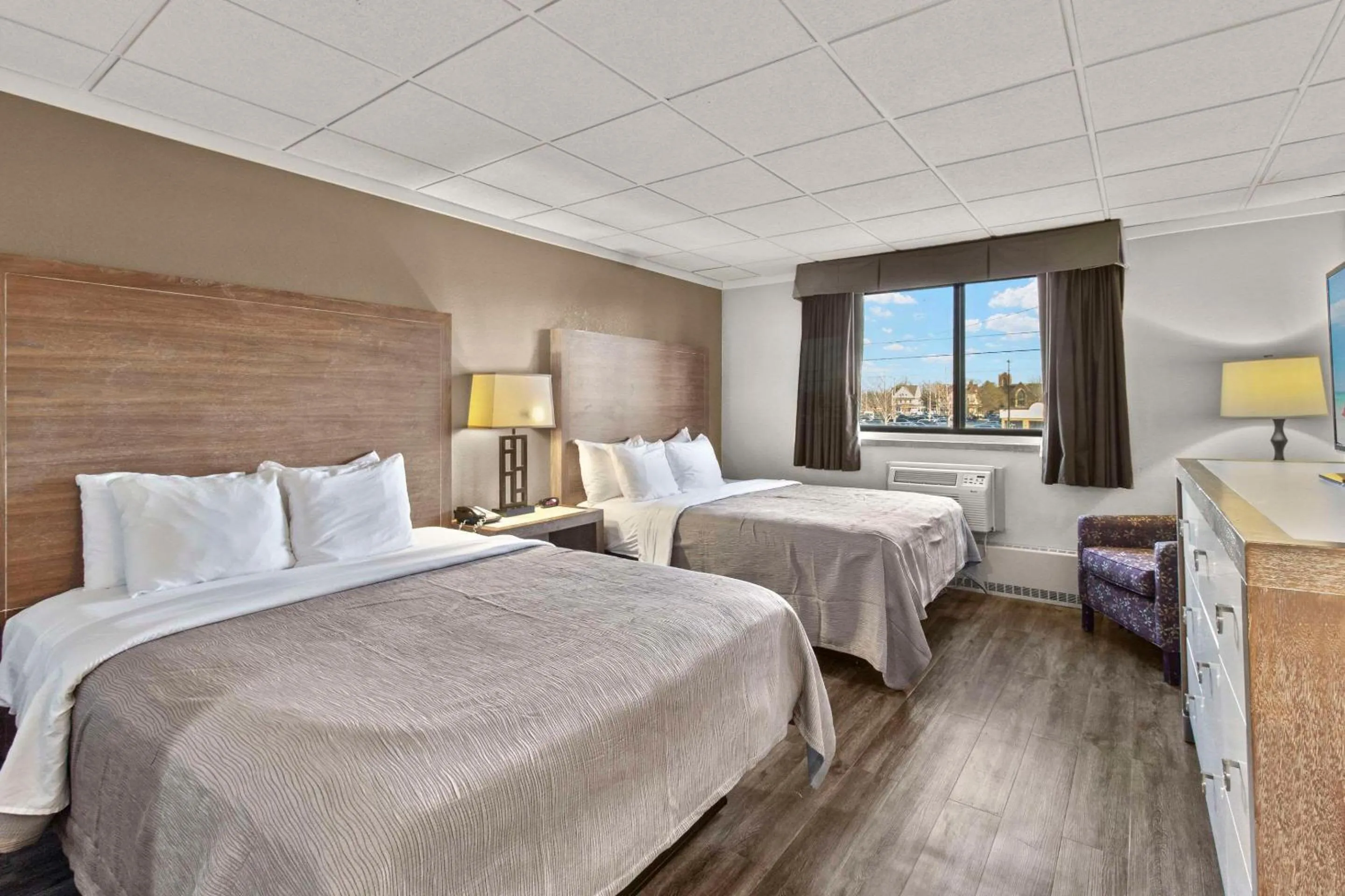 Bedroom, Bed in Quality Inn & Suites Green Bay Downtown