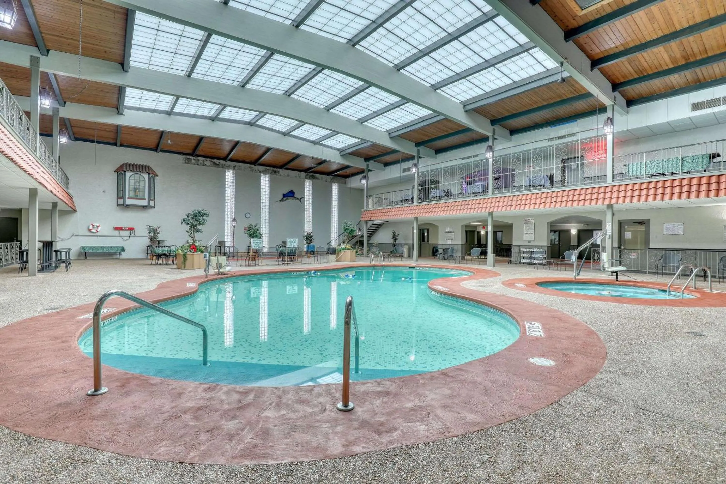 Swimming pool in Quality Inn & Suites Green Bay Downtown