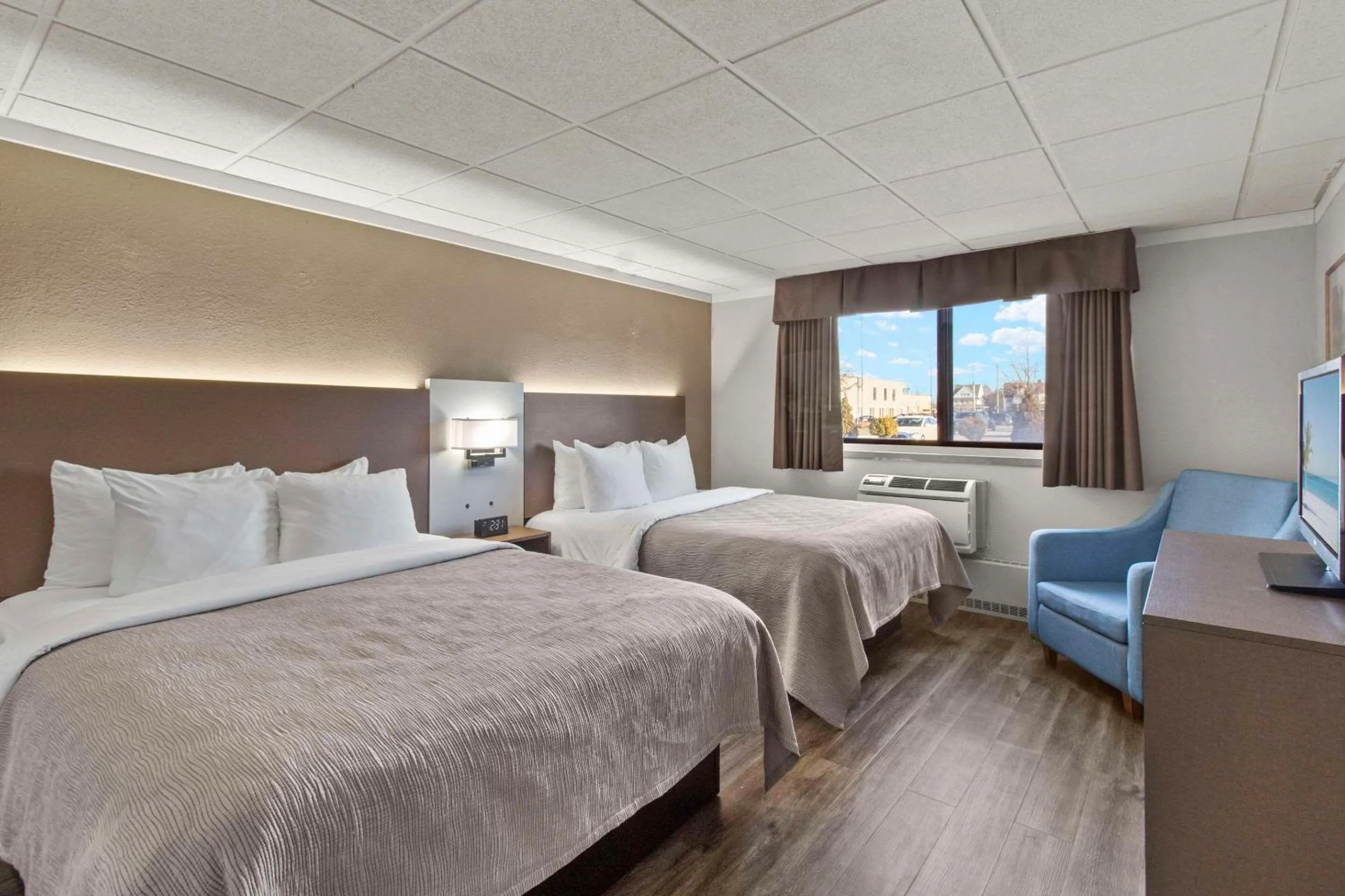 Bedroom, Bed in Quality Inn & Suites Green Bay Downtown