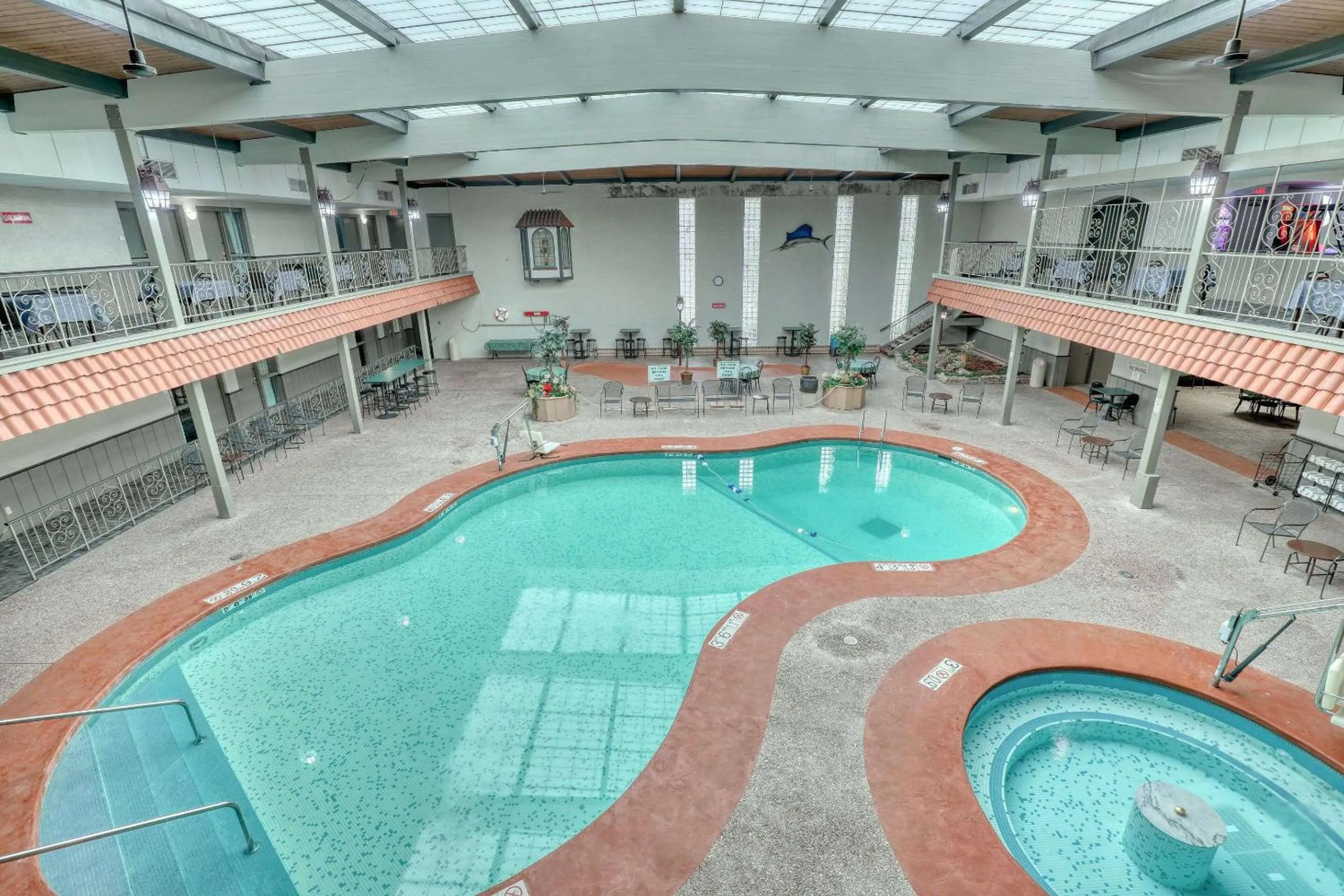 Swimming pool in Quality Inn & Suites Green Bay Downtown