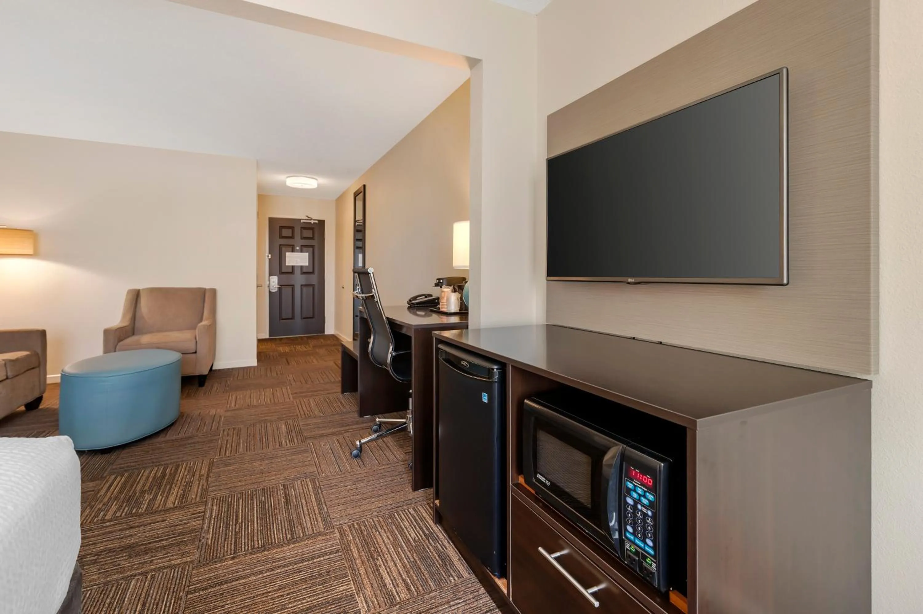 Communal lounge/ TV room in Sleep Inn & Suites Wisconsin Rapids