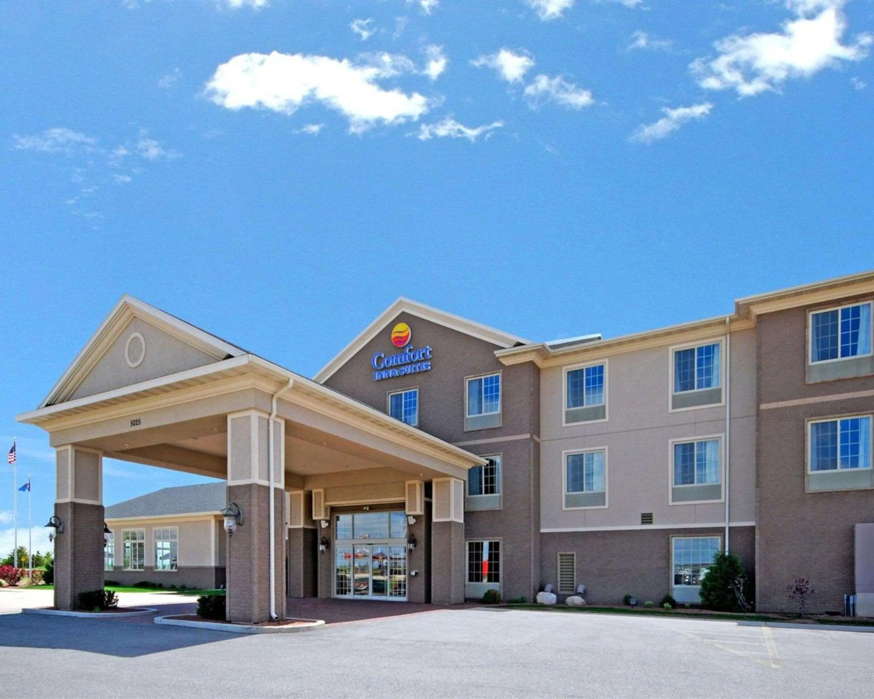 Property building in Comfort Inn & Suites Madison North