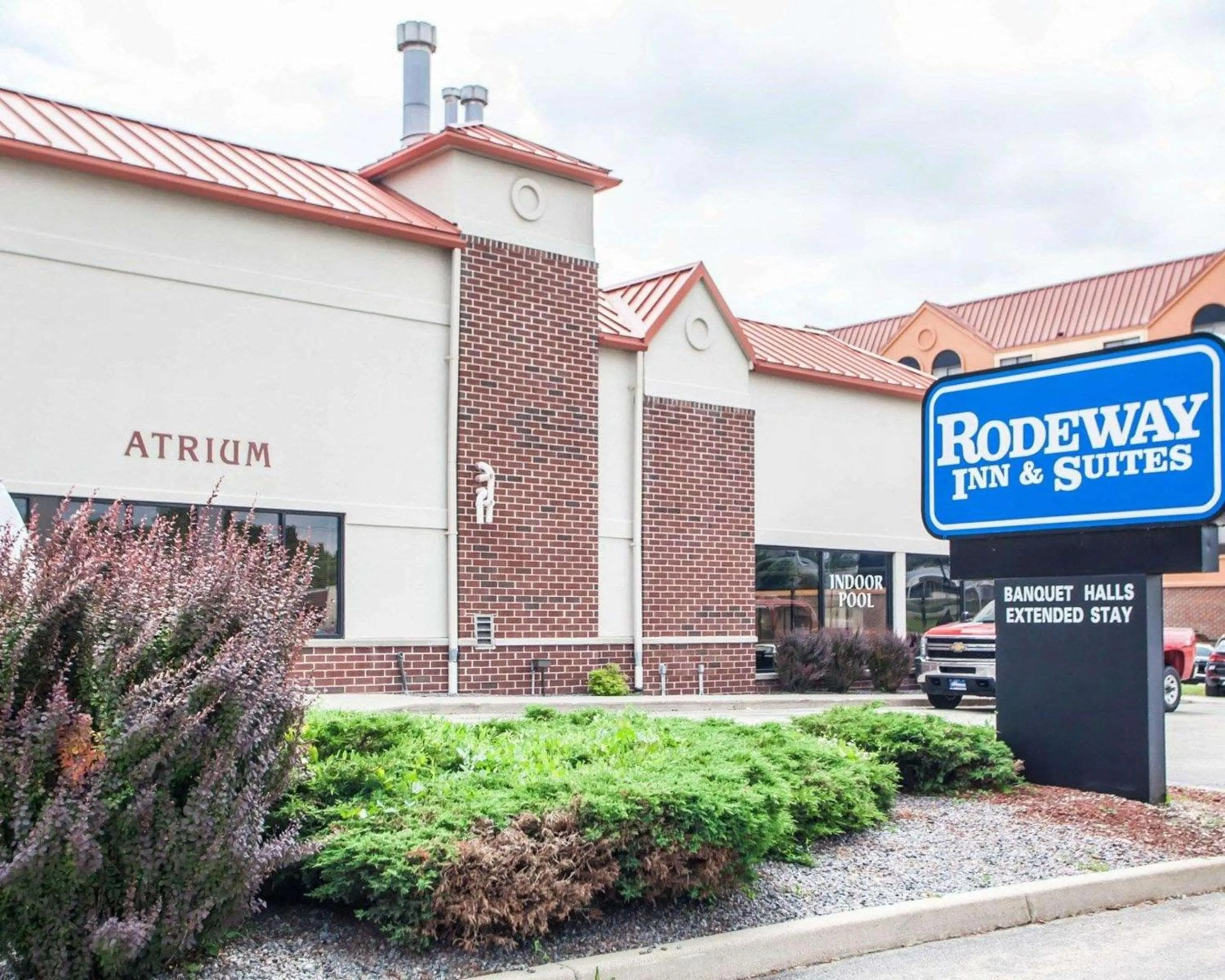 Property building in Rodeway Inn & Suites Milwaukee Airport