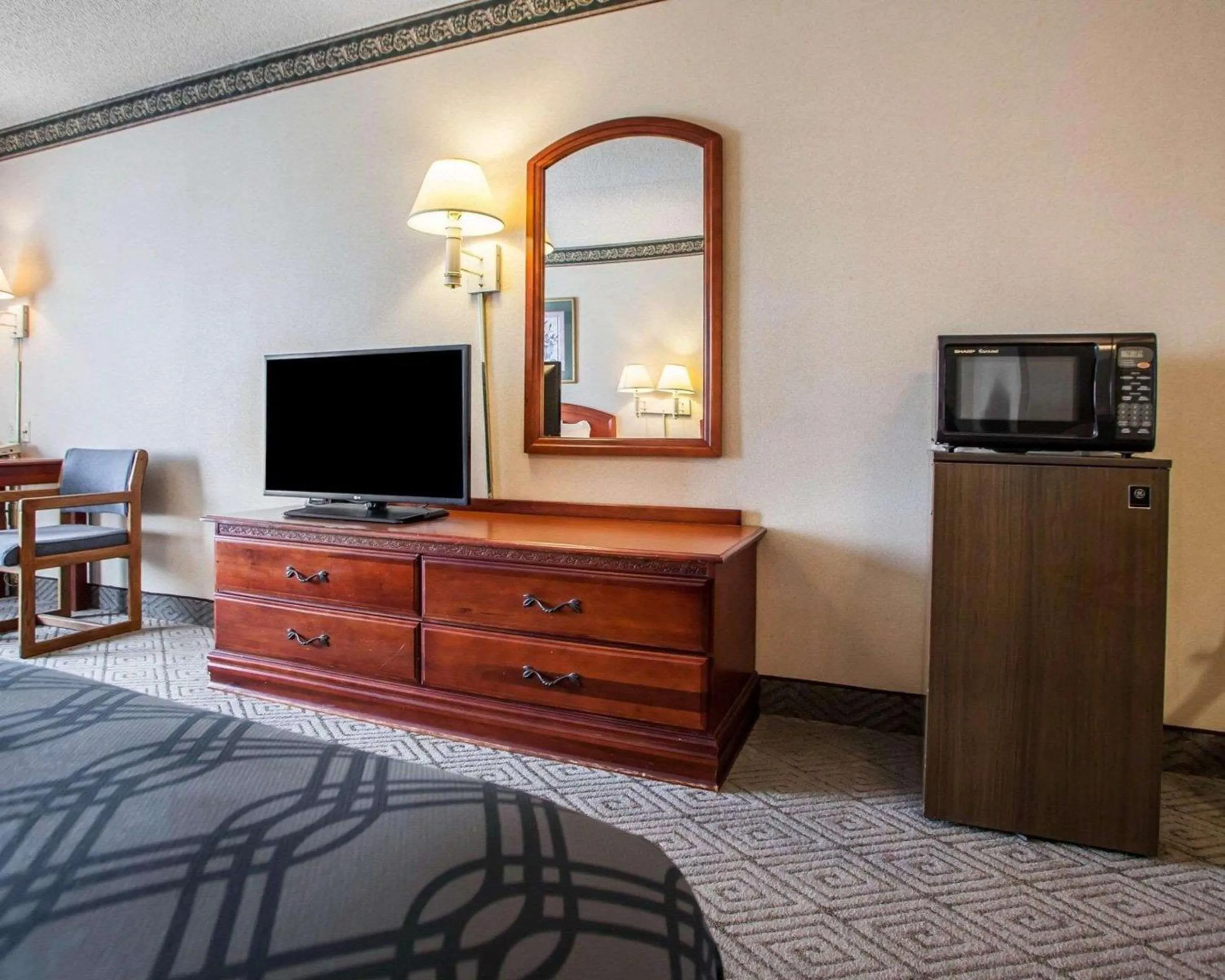 Photo of the whole room, Bed in Rodeway Inn & Suites Milwaukee Airport