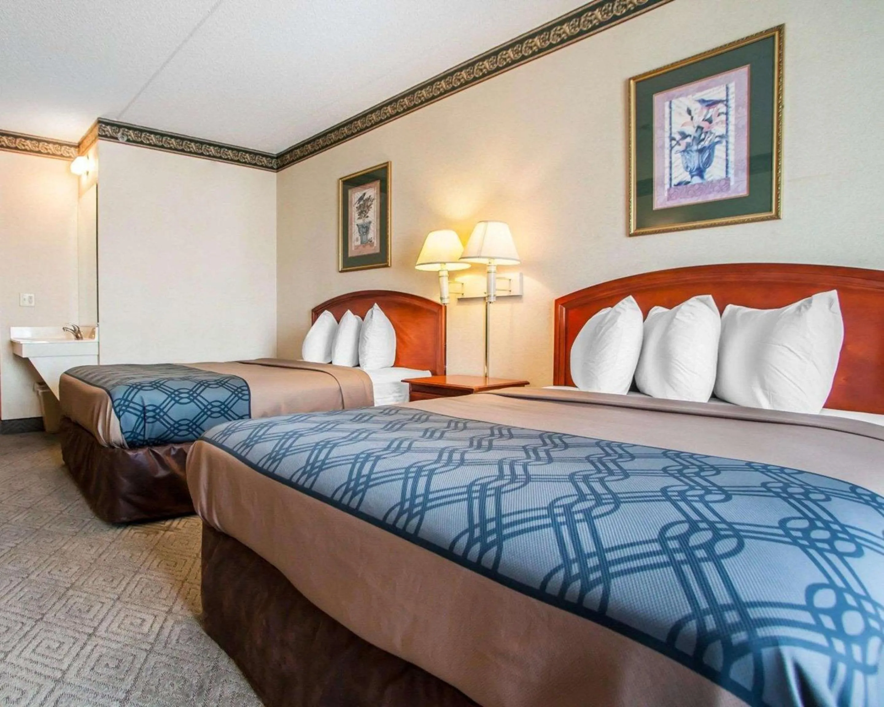 Photo of the whole room, Bed in Rodeway Inn & Suites Milwaukee Airport