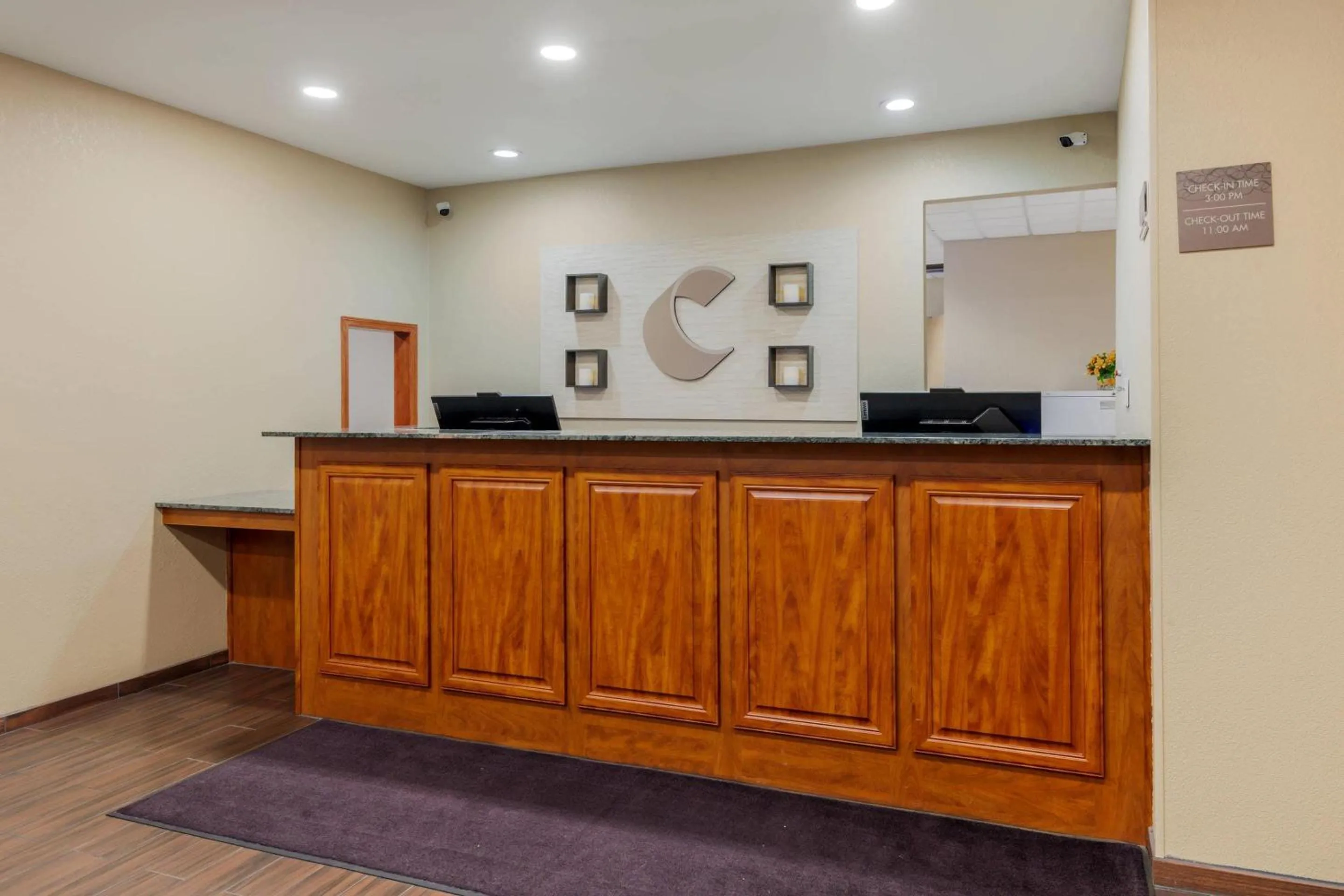 Lobby or reception in Comfort Suites Johnson Creek Conference Center