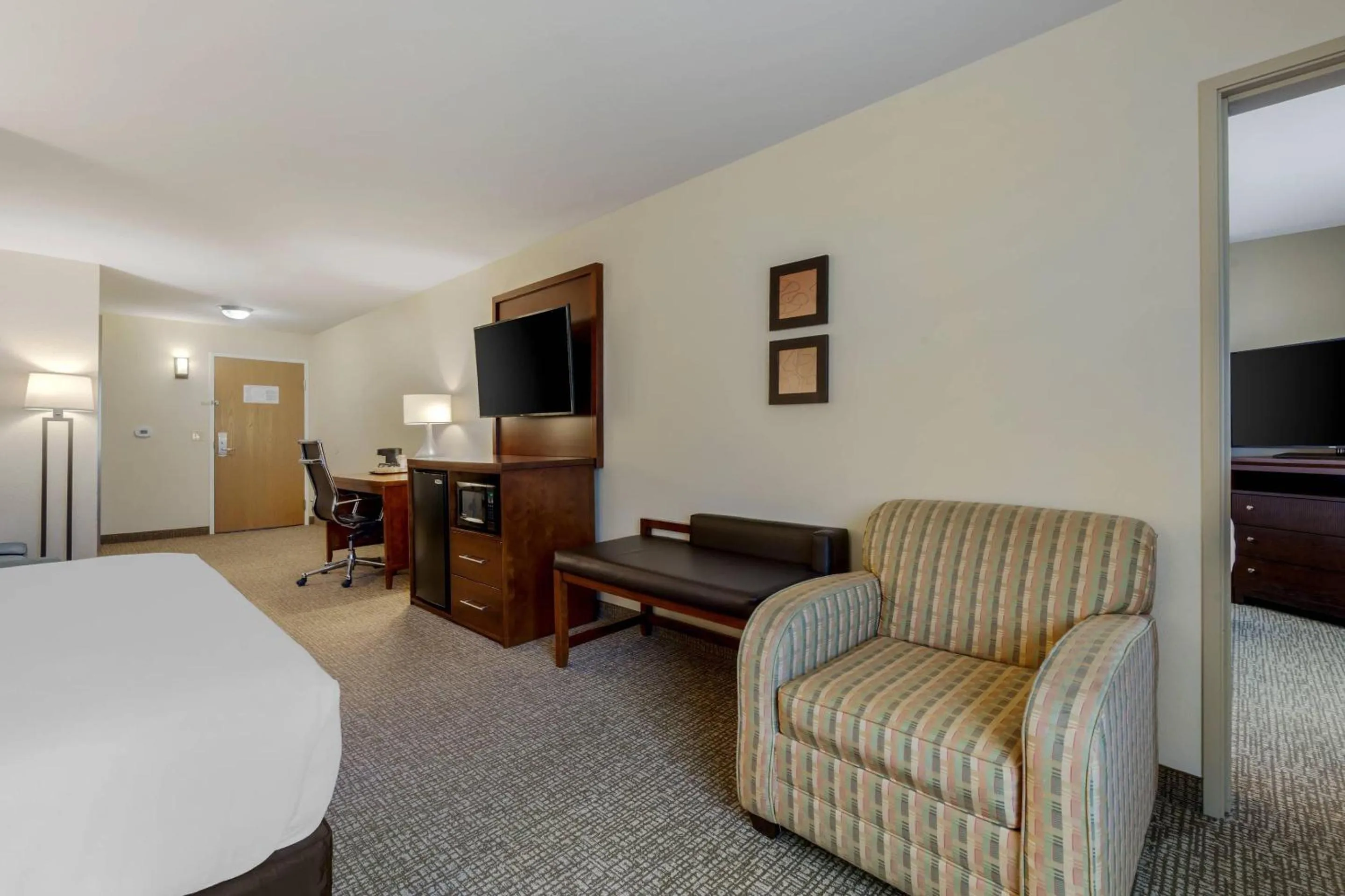 Bedroom in Comfort Suites Johnson Creek Conference Center