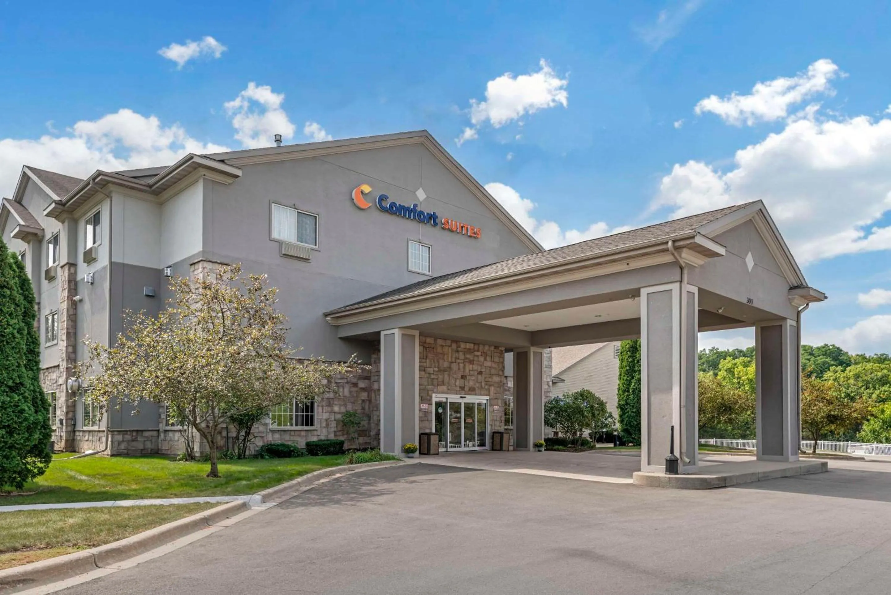 Property building in Comfort Suites Lake Geneva East