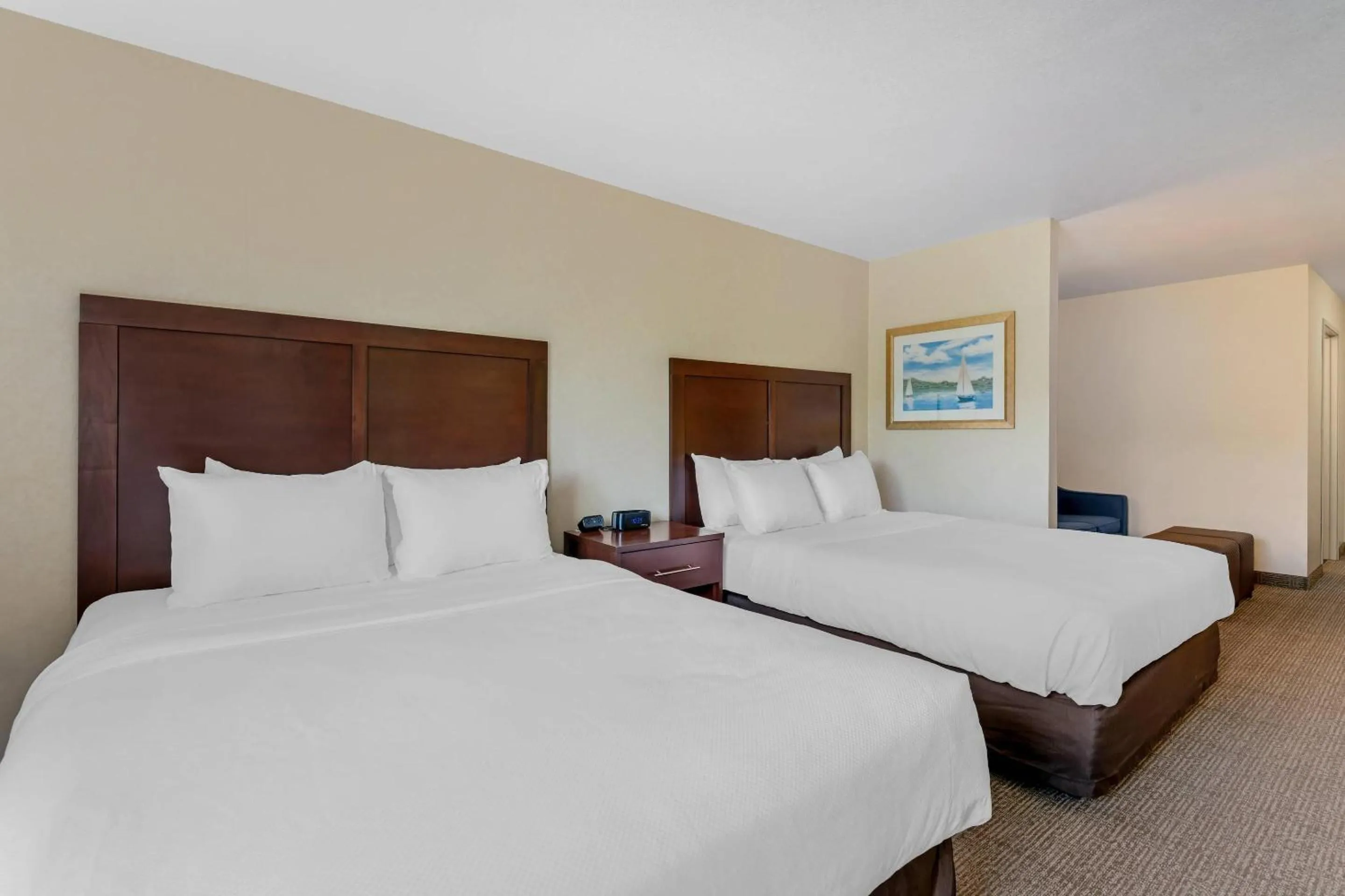 Bedroom, Bed in Comfort Suites Lake Geneva East