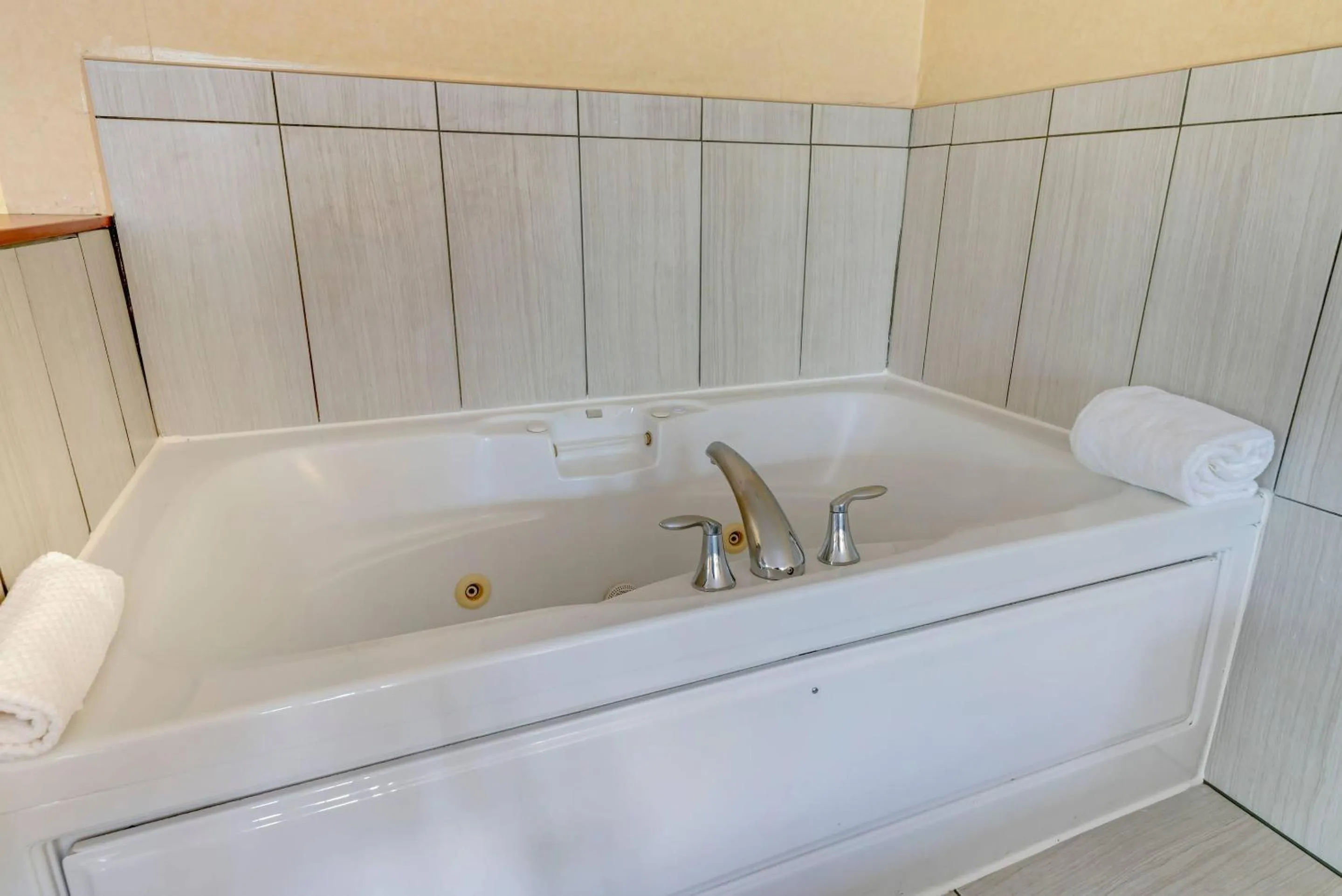 Bedroom in Comfort Suites Lake Geneva East