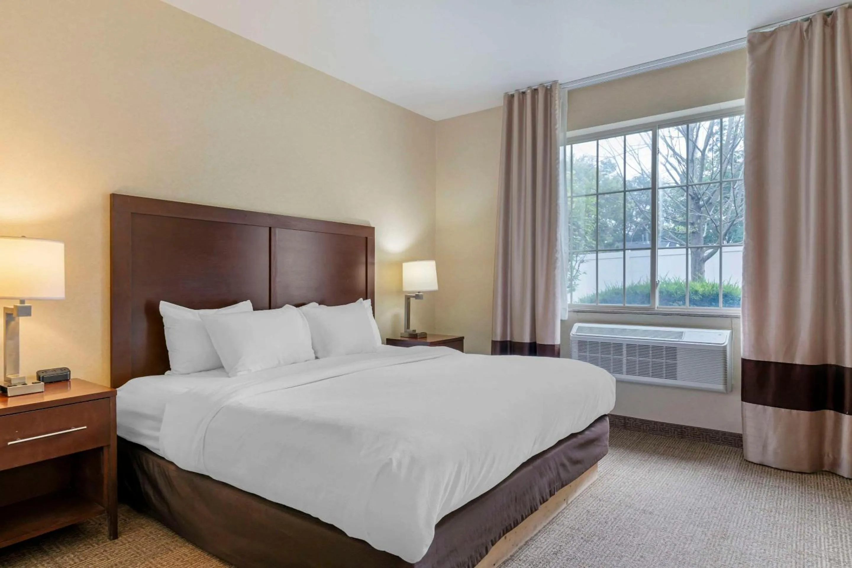 Bedroom, Bed in Comfort Suites Lake Geneva East