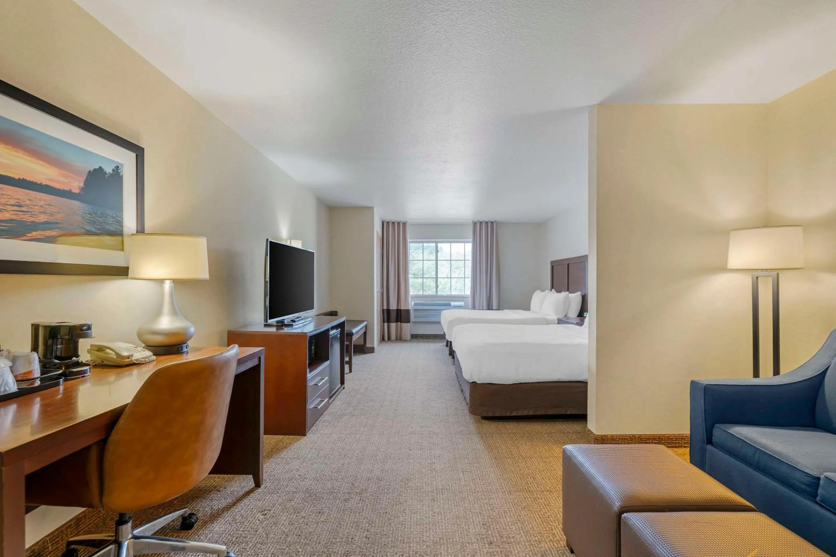 Bedroom, Bed in Comfort Suites Lake Geneva East