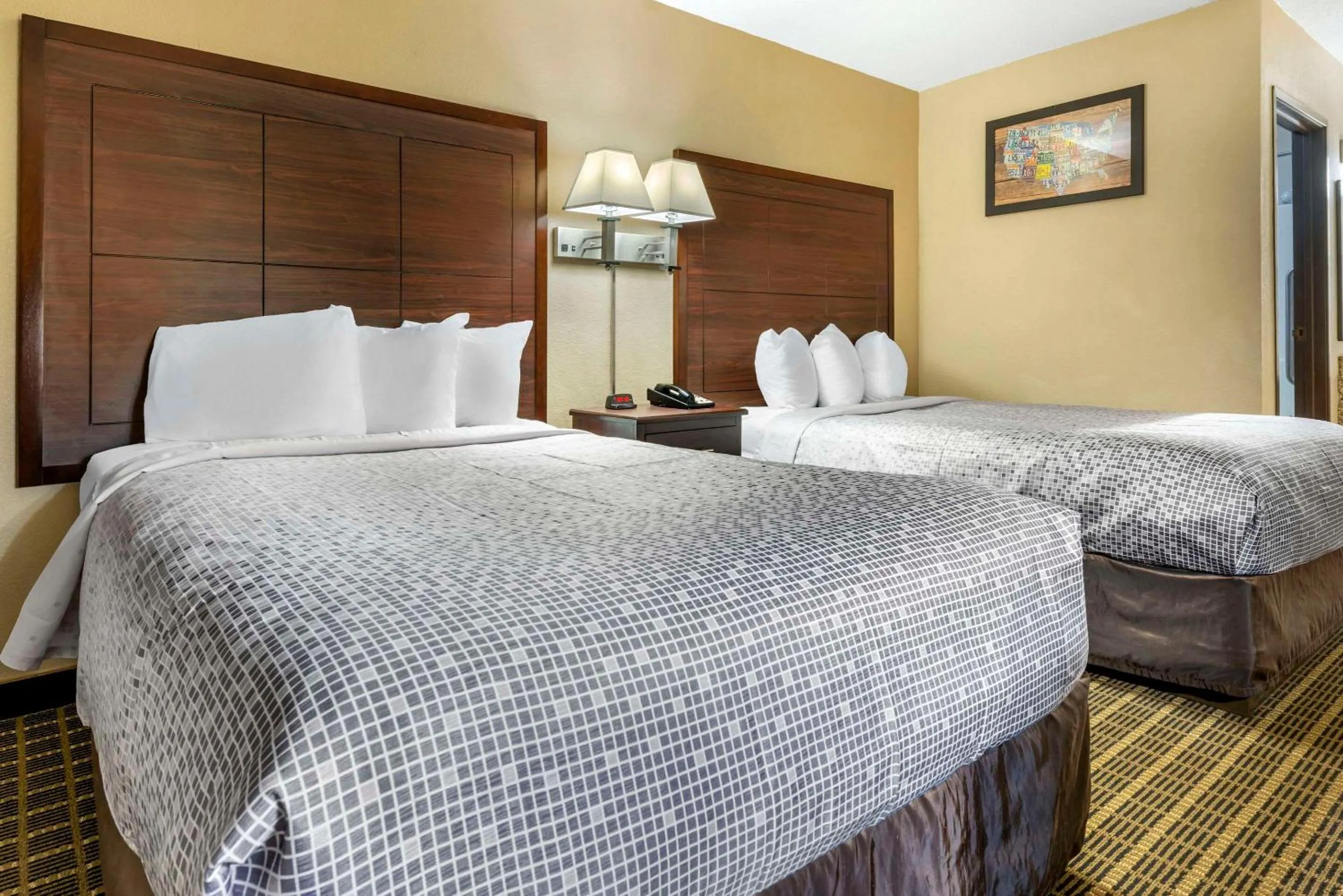 Bedroom, Bed in Econo Lodge La Crosse North