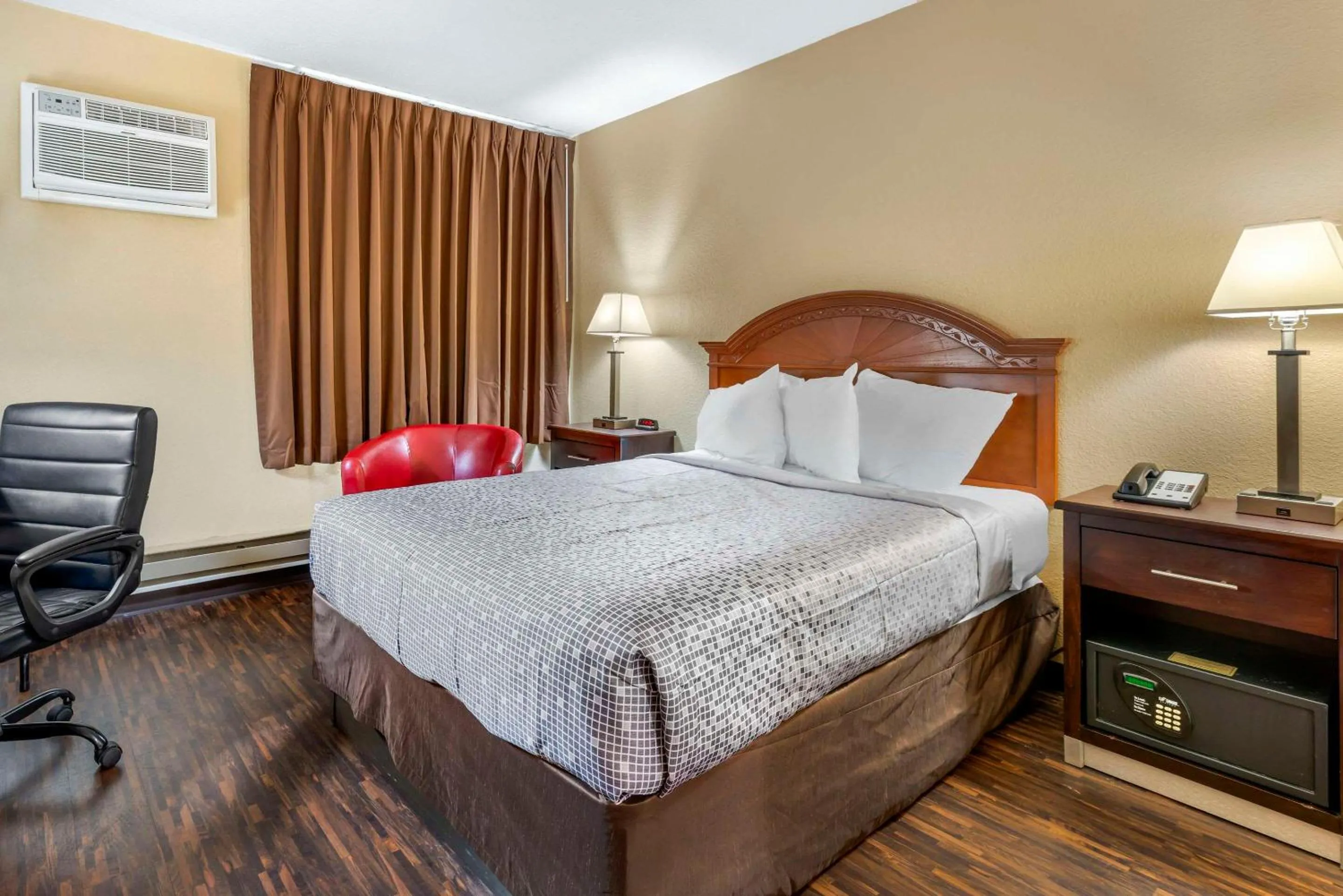 Bedroom, Bed in Econo Lodge La Crosse North